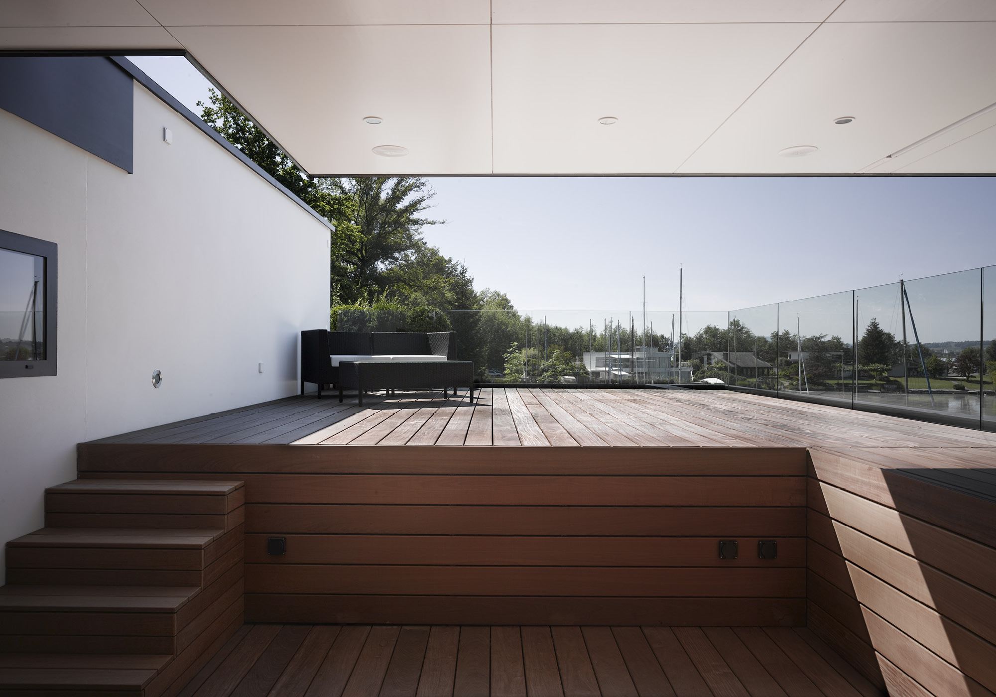 Timber steps up to the terrace with glass balustrade – Single-family house in Lachen