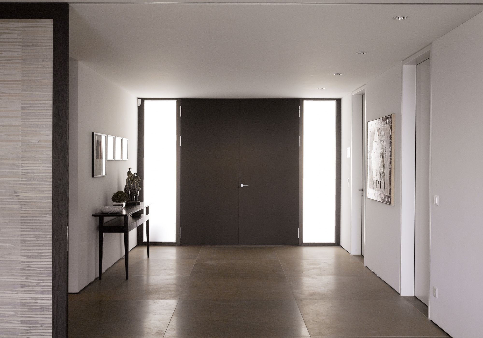 Entrance hall with dark double door – Single-family house in Uitikon