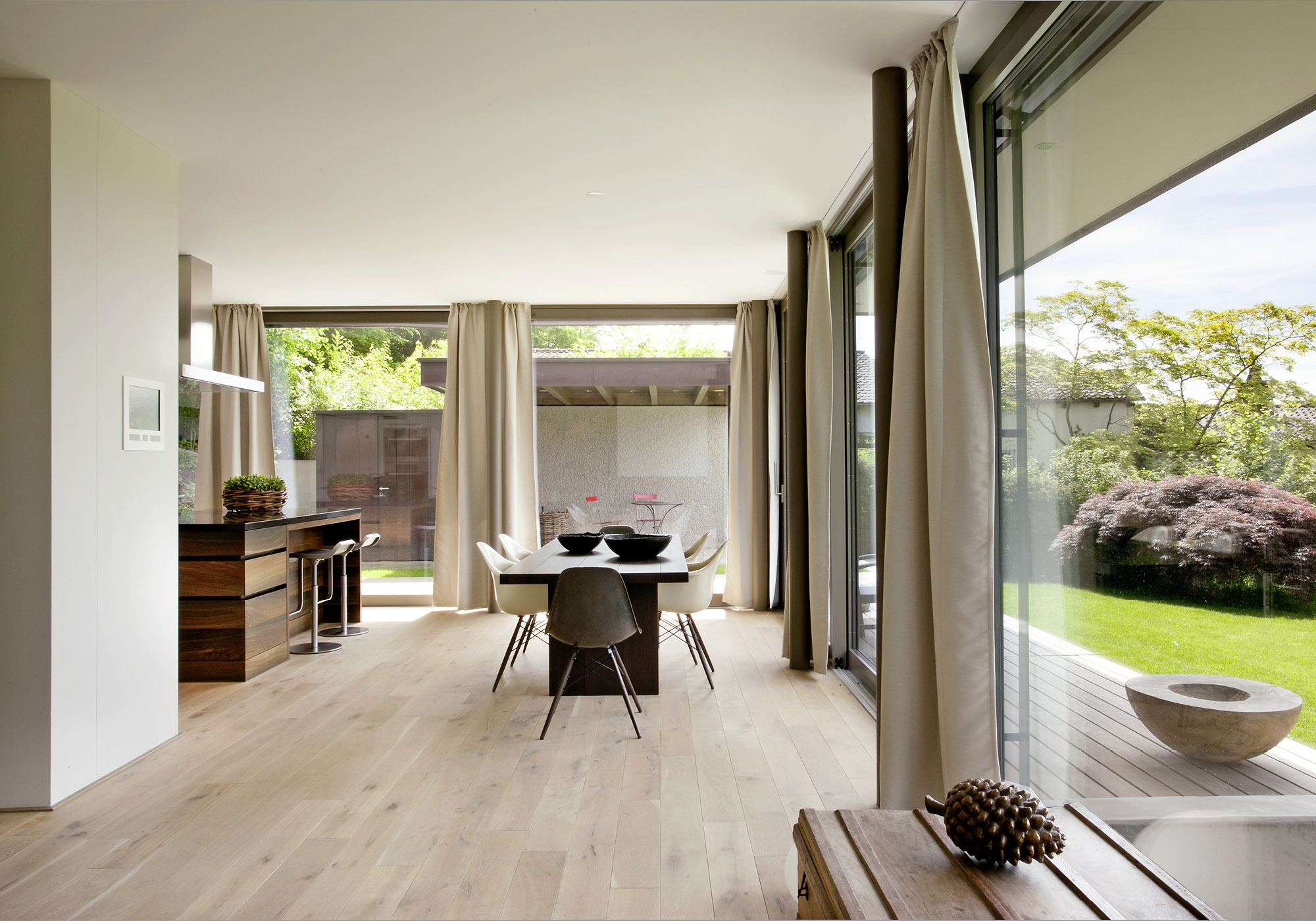 Dining area with view through to the garden – Apartment building in Uitikon