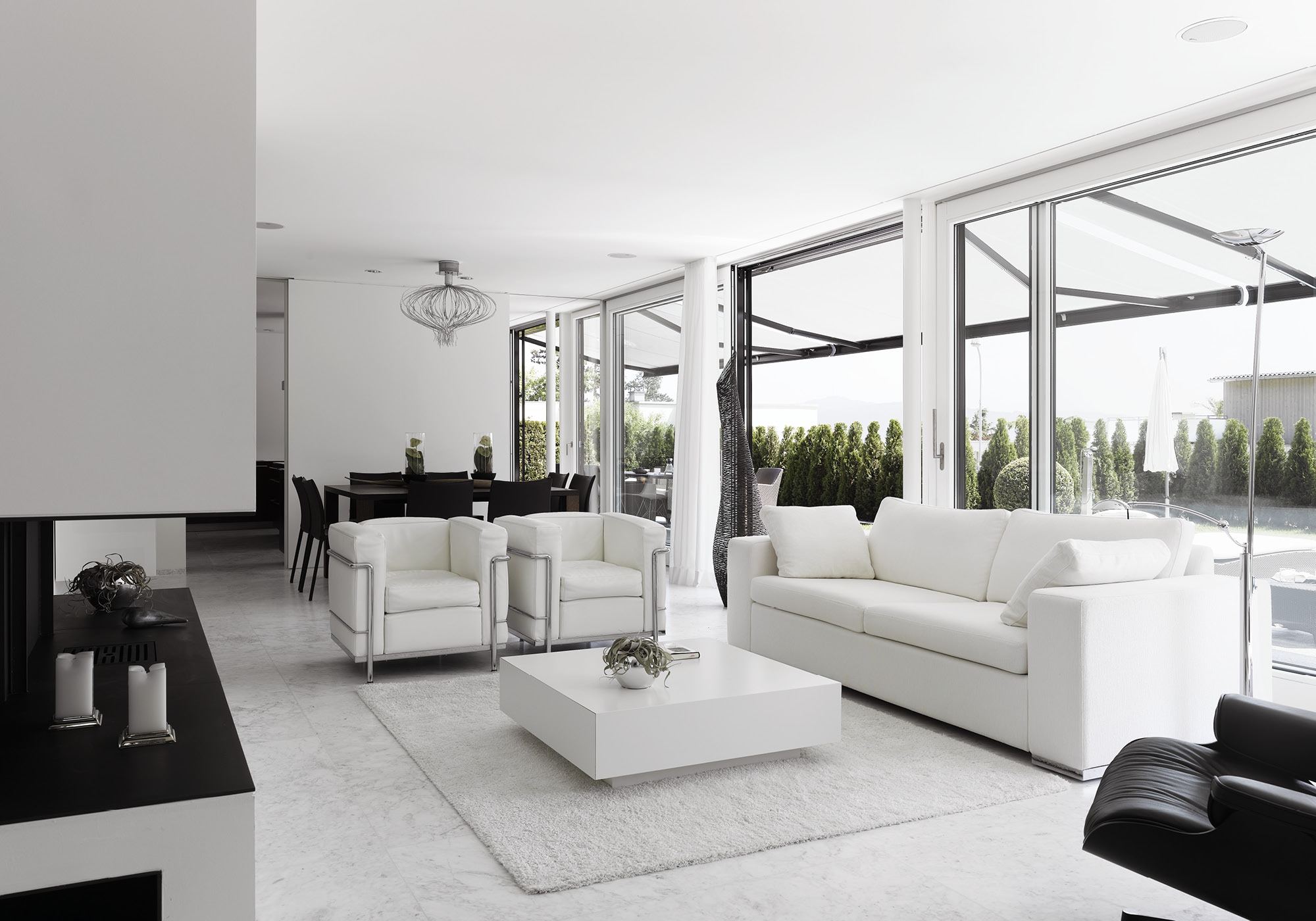 Living room with white sofas and glass front – Single-family house in Geroldswil