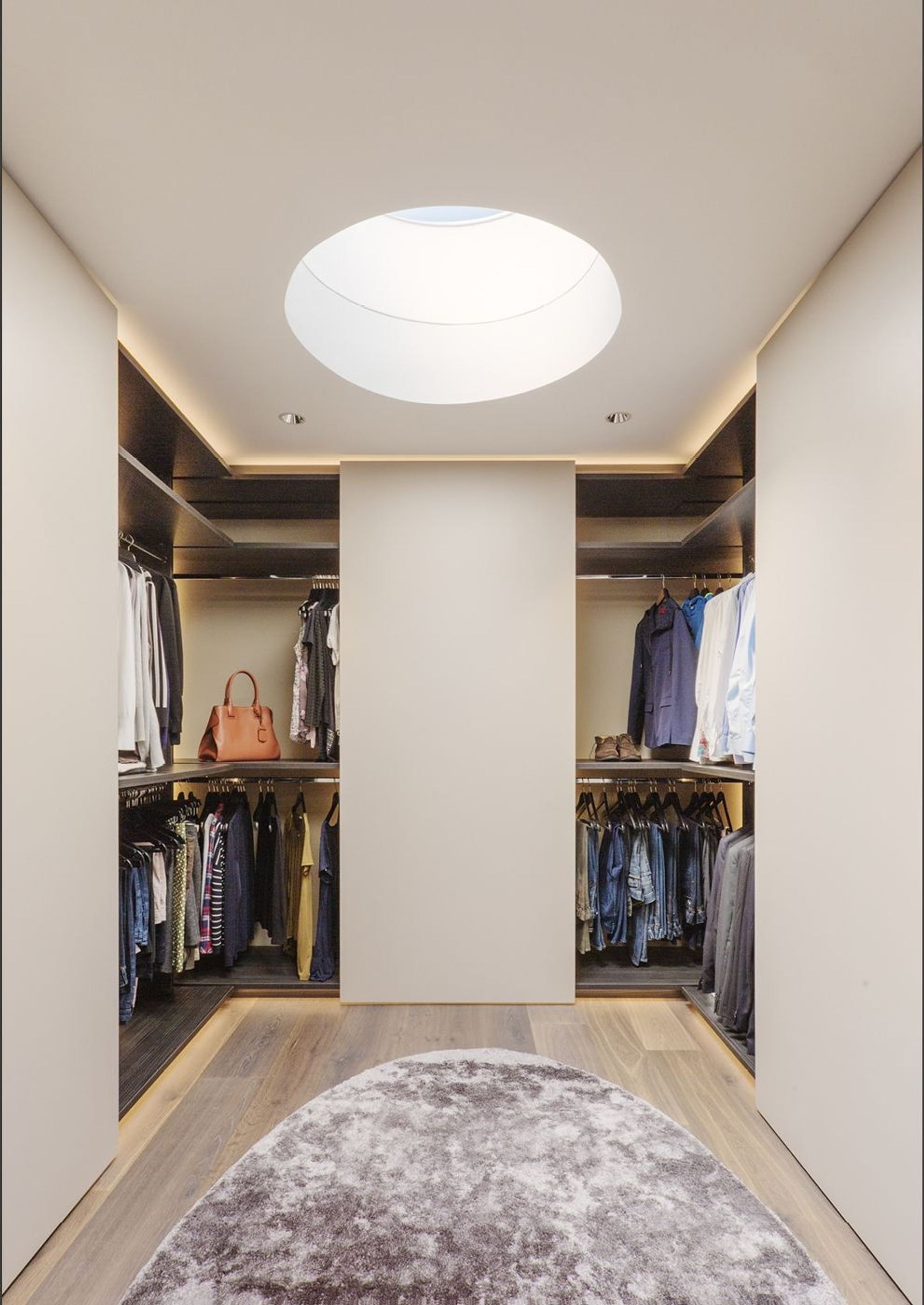 Walk-in wardrobe with skylight and indirect lighting – Single-family house in Meilen