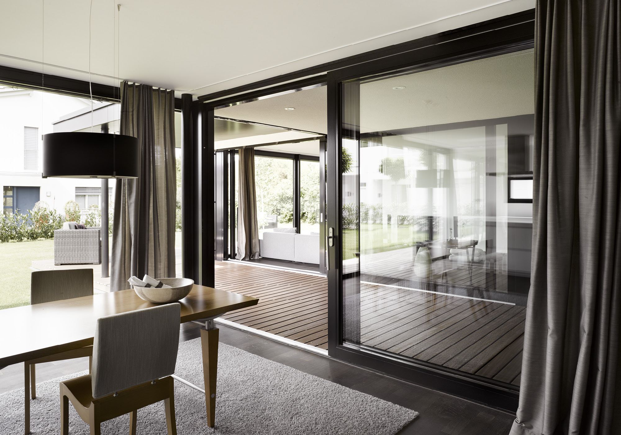 Dining area with pendant light by the glass front – Single-family house in Möriken