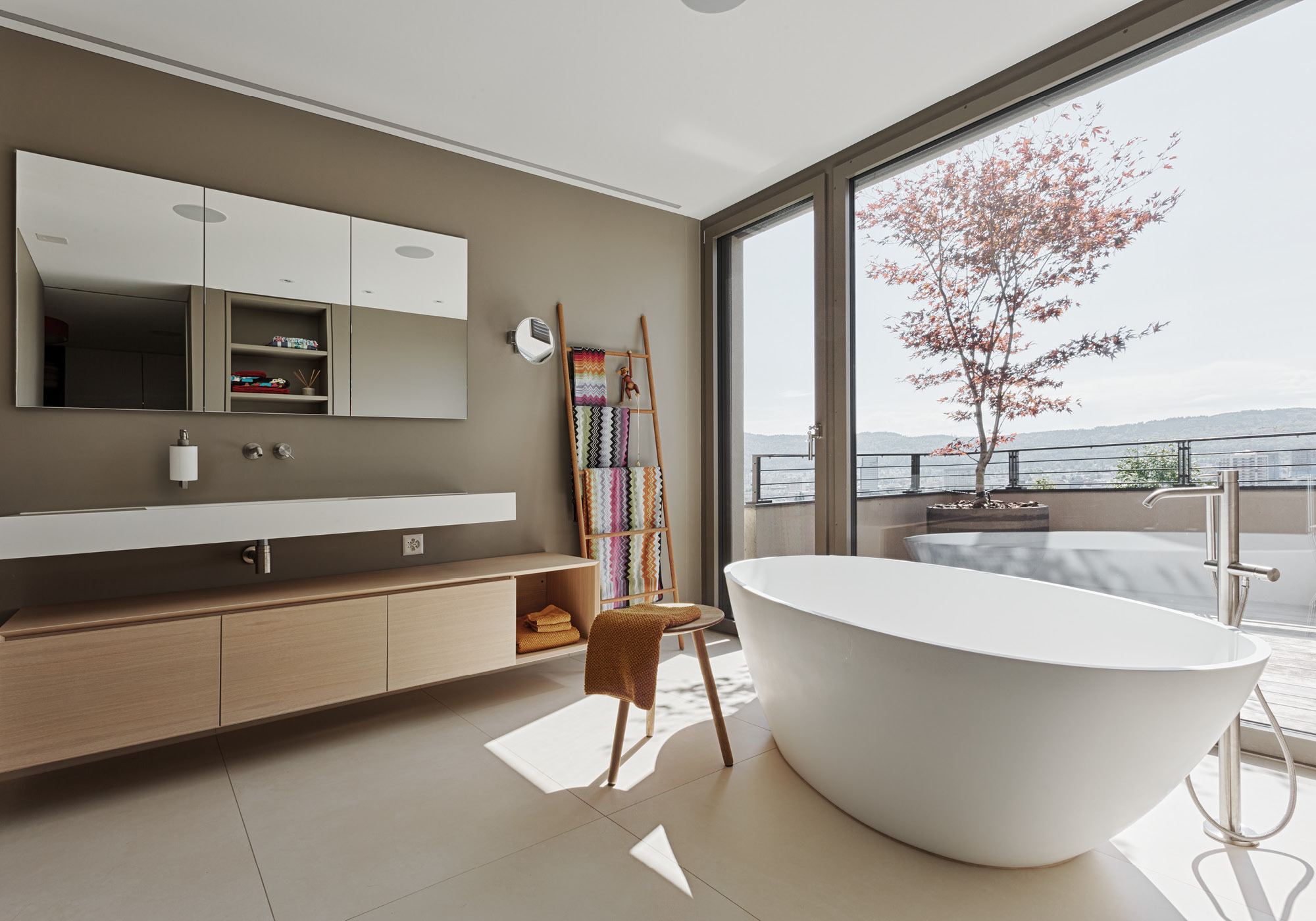 Bathroom with freestanding bath and view of the terrace – Single-family house in Zürich