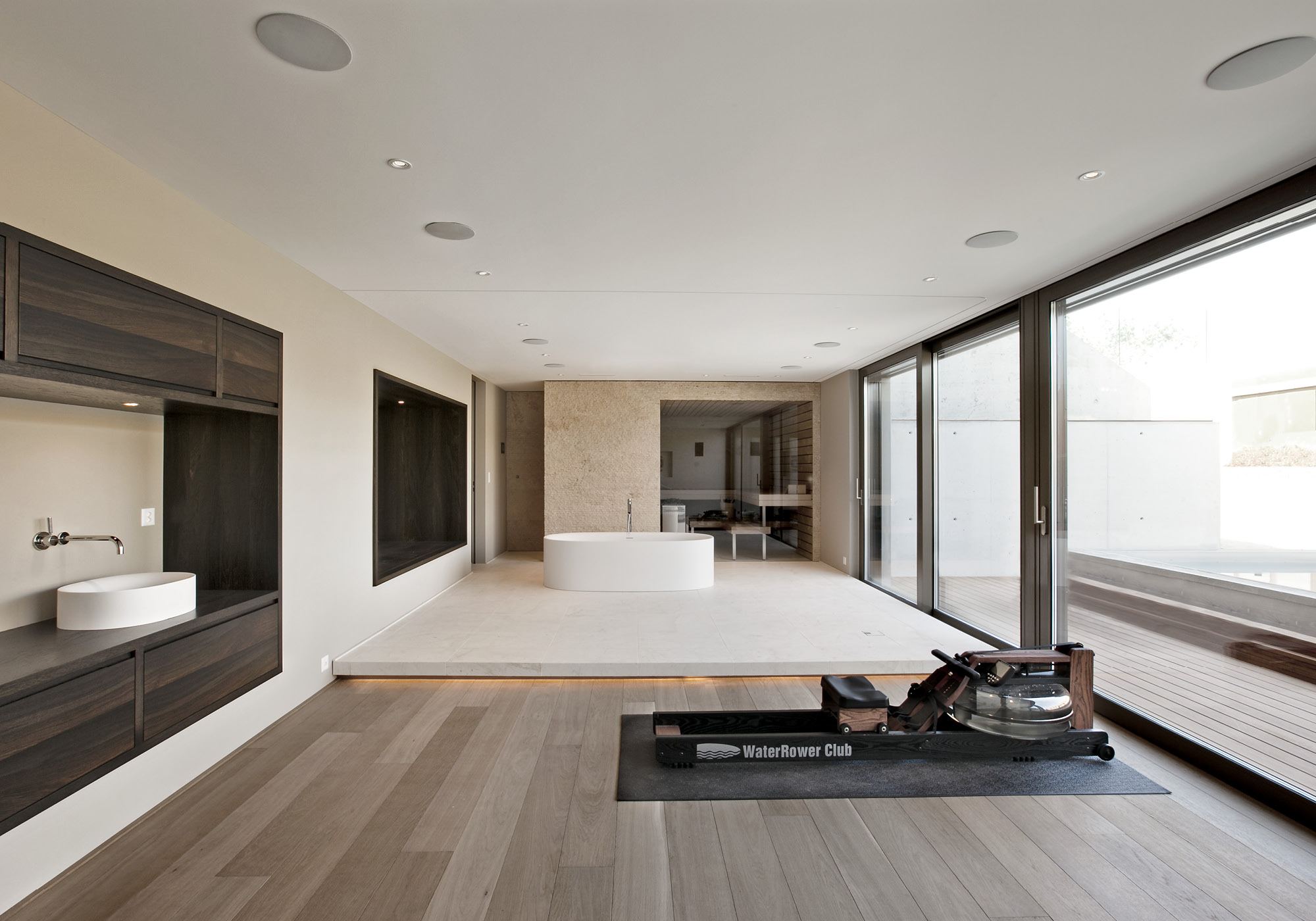 Room with bathtub and sliding doors to the garden – Single-family house in Schindellegi