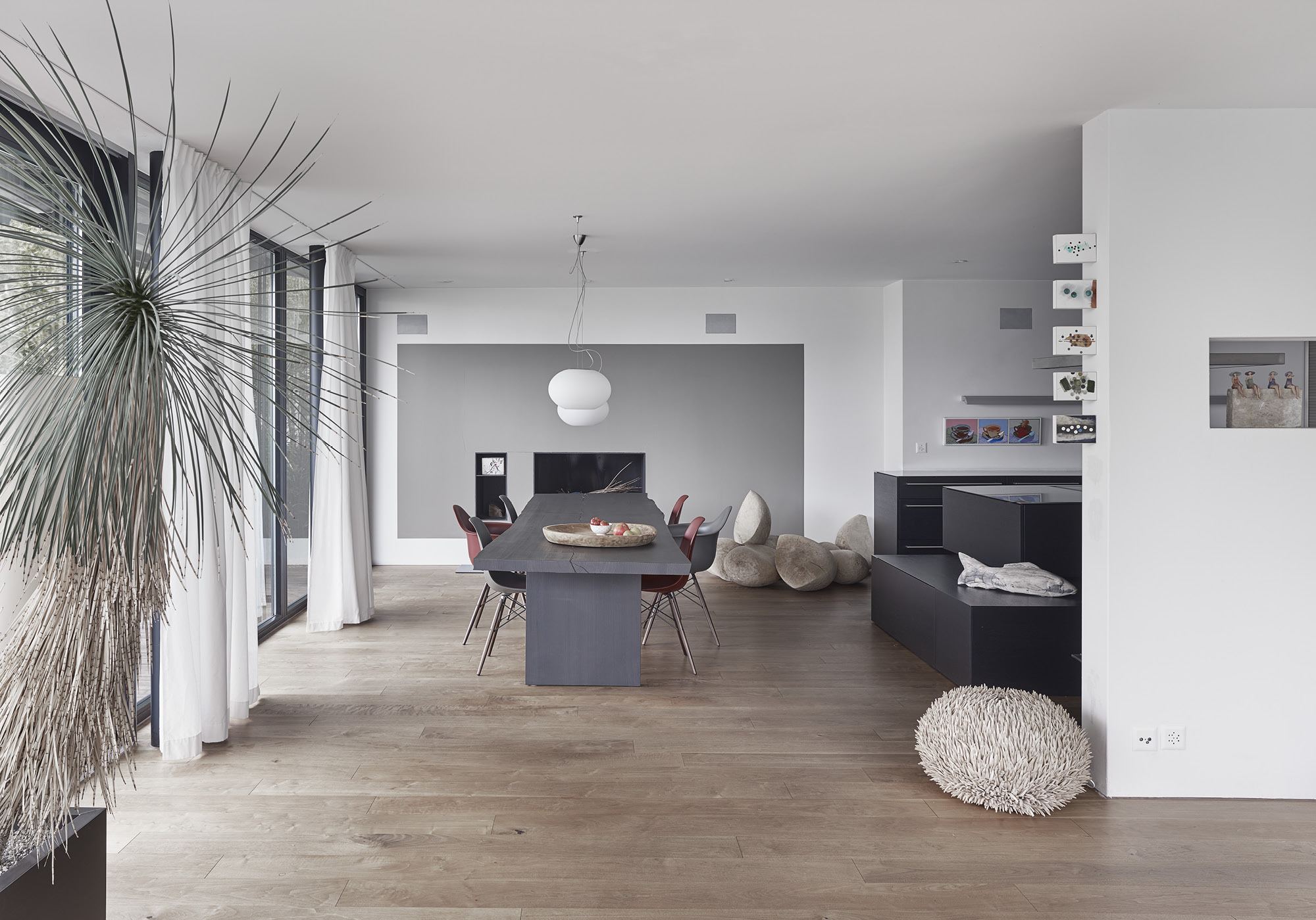 Living space with dining table and plant – Apartment building in Uitikon