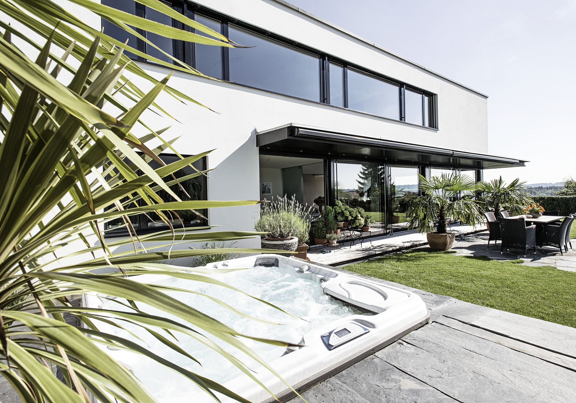 Hot tub on the terrace among palms – Single-family house in Uitikon