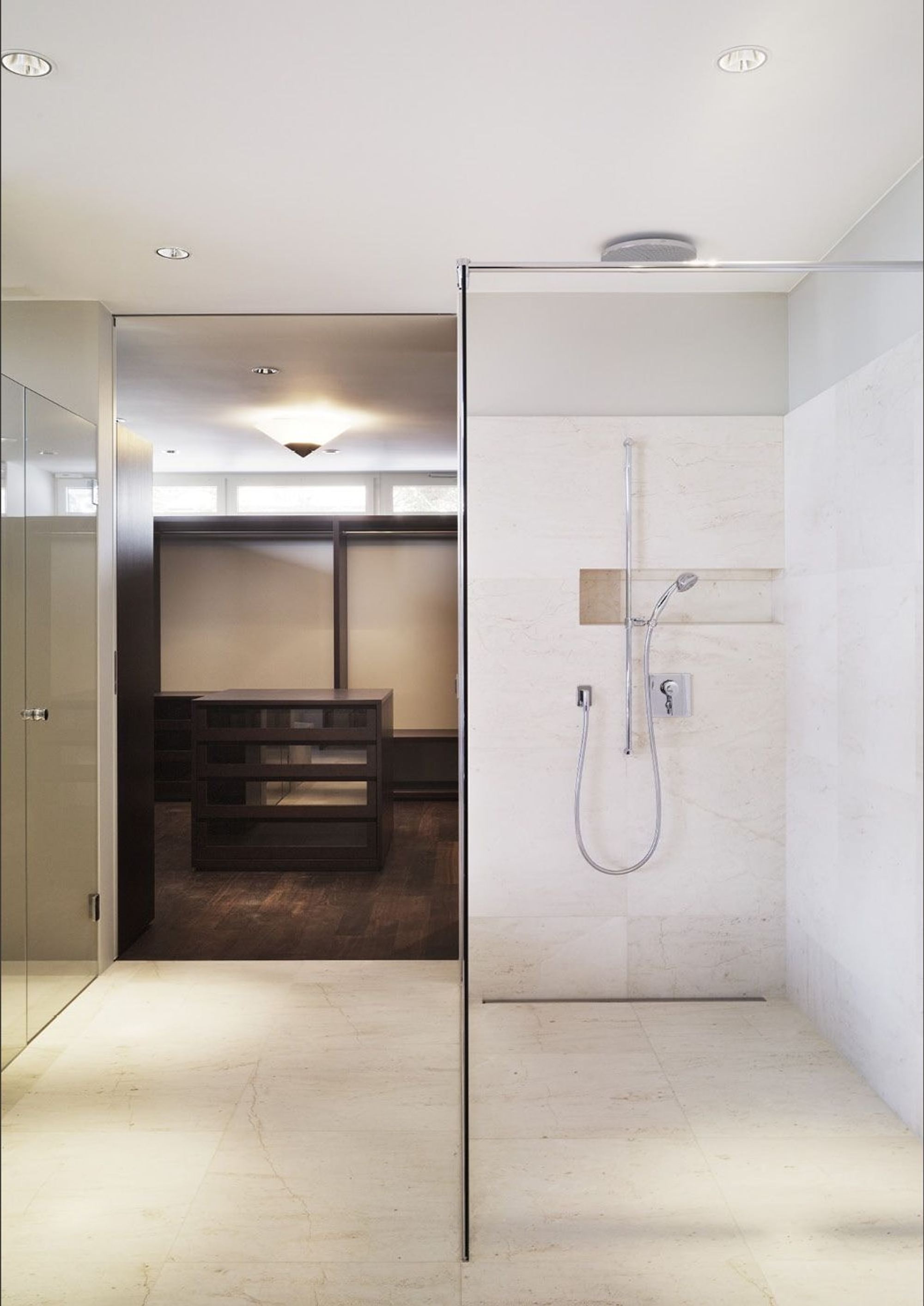 Walk-in shower with glass wall – Single-family house in Uitikon