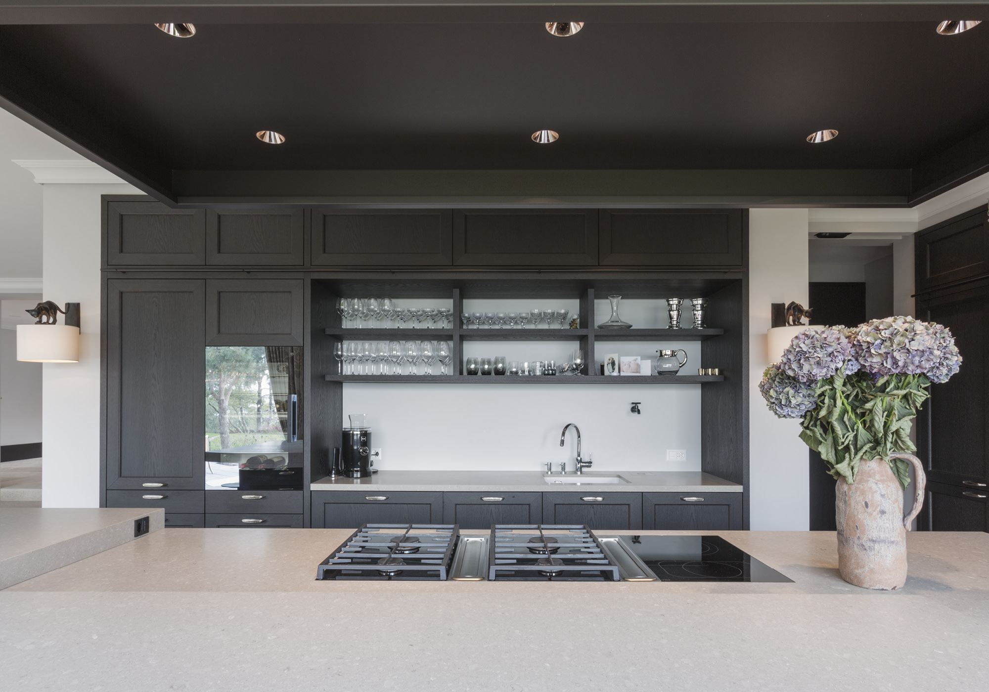 Hob and open shelving in a dark kitchen – Single-family house in Herrliberg