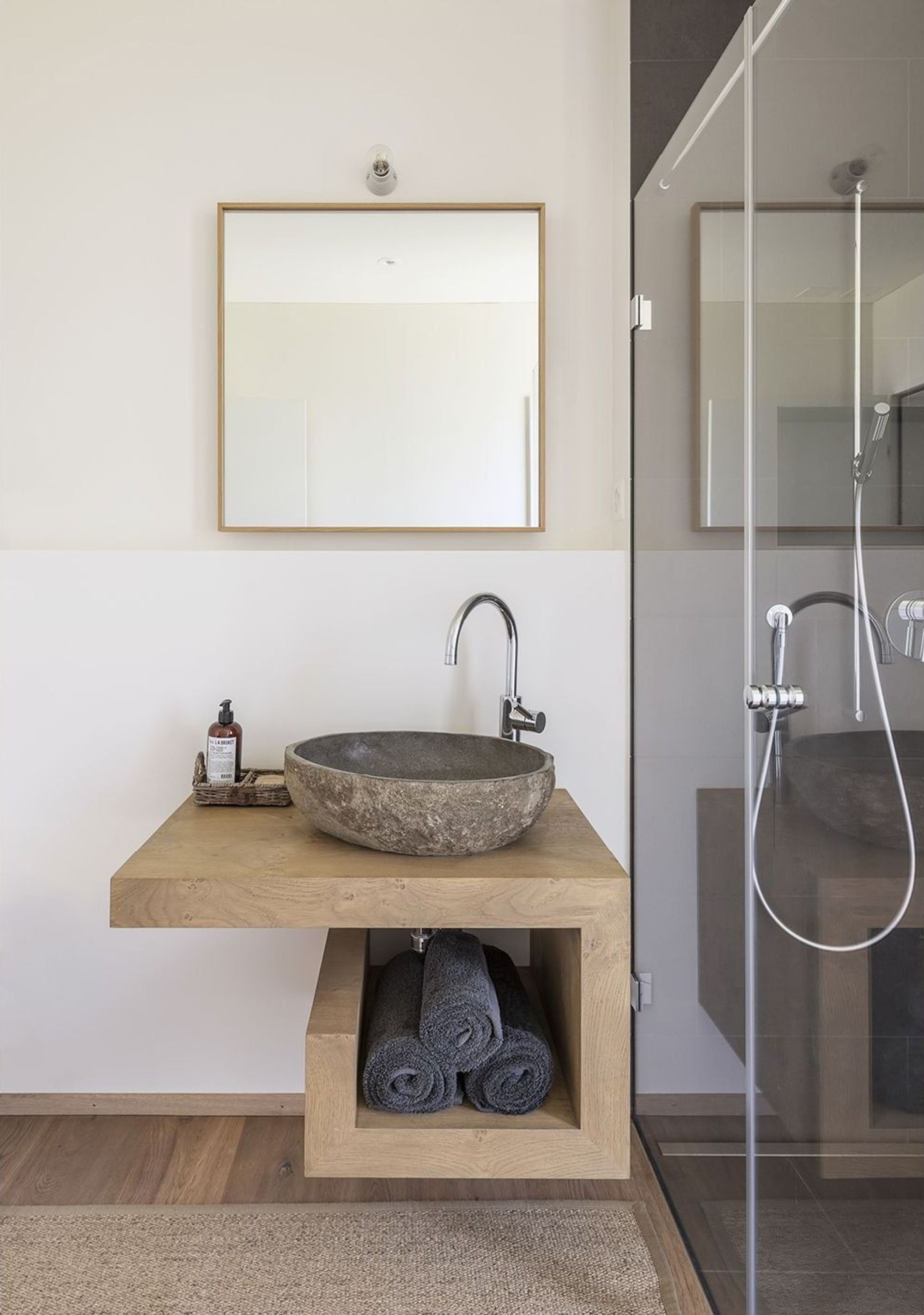 Timber vanity with stone basin next to the shower – Single-family house in Grüningen