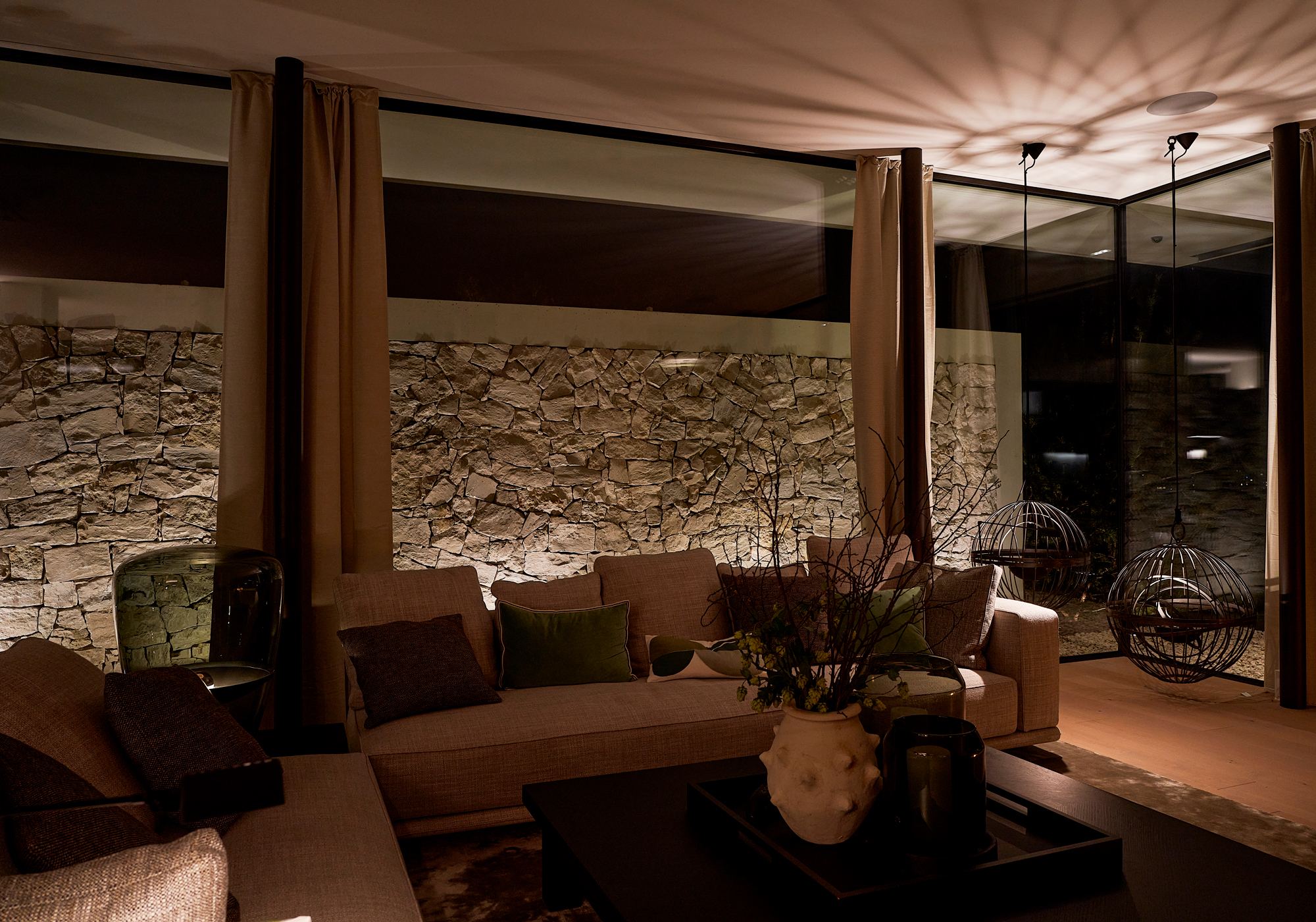 Seating area in front of the natural stone wall – Single-family house in Uitikon