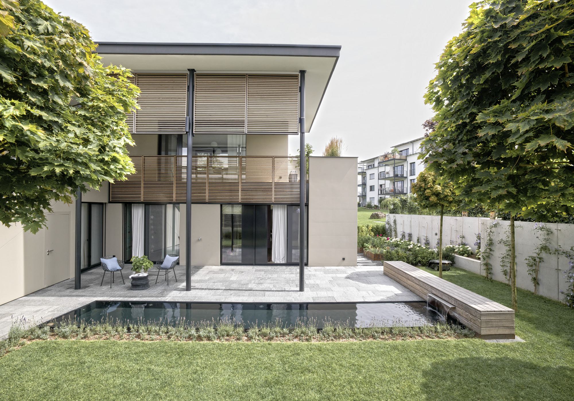 House with timber balcony behind the pool – Single-family house in Schindellegi