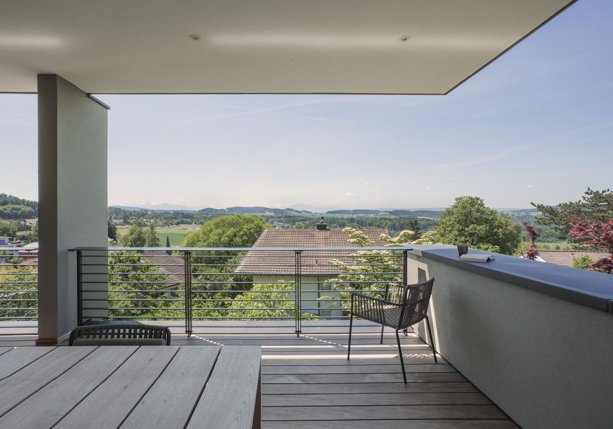 Balcony with timber floor and open view – Single-family house in Uitikon