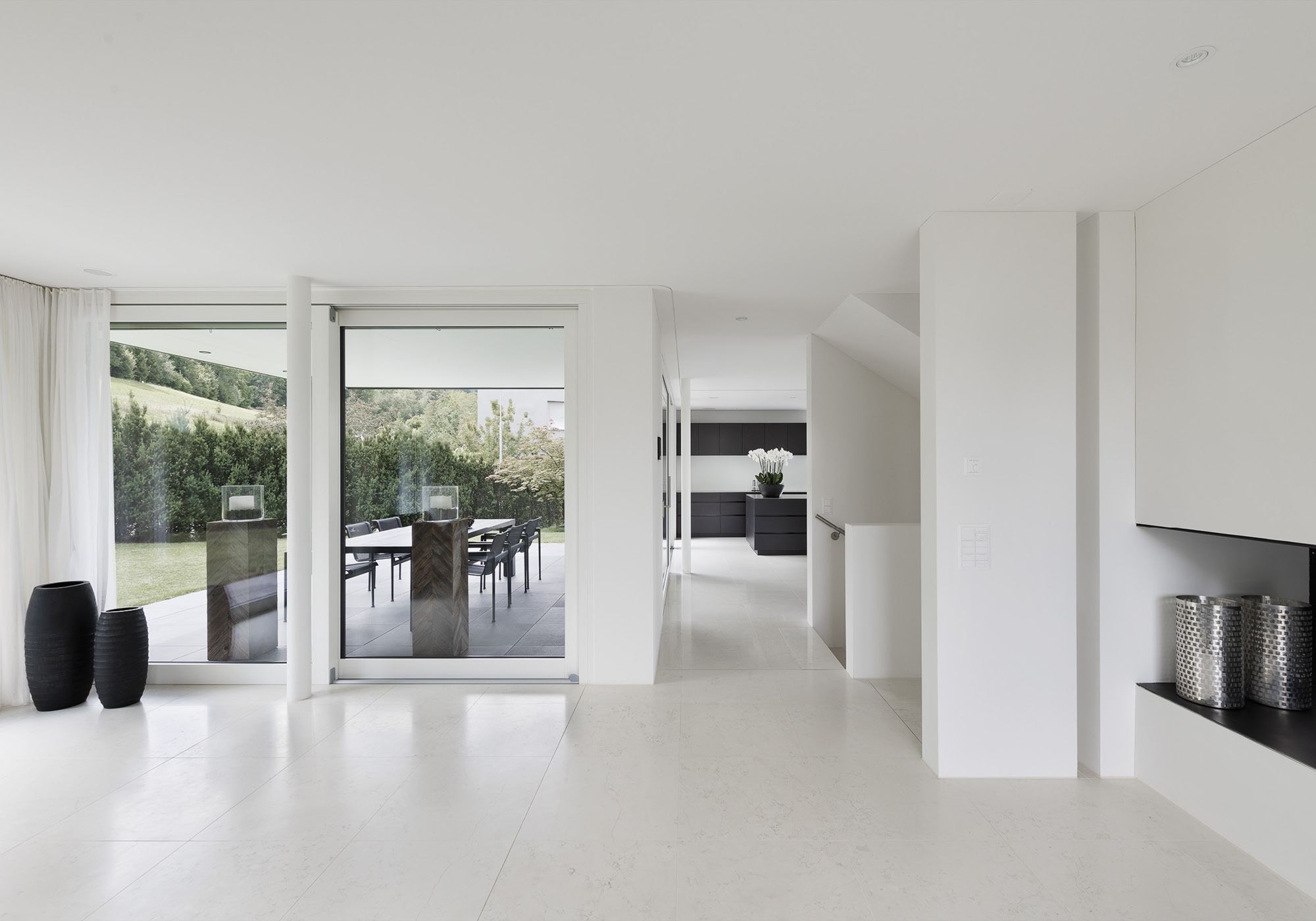 Open living space with view through to the terrace – Single-family house in Zürich