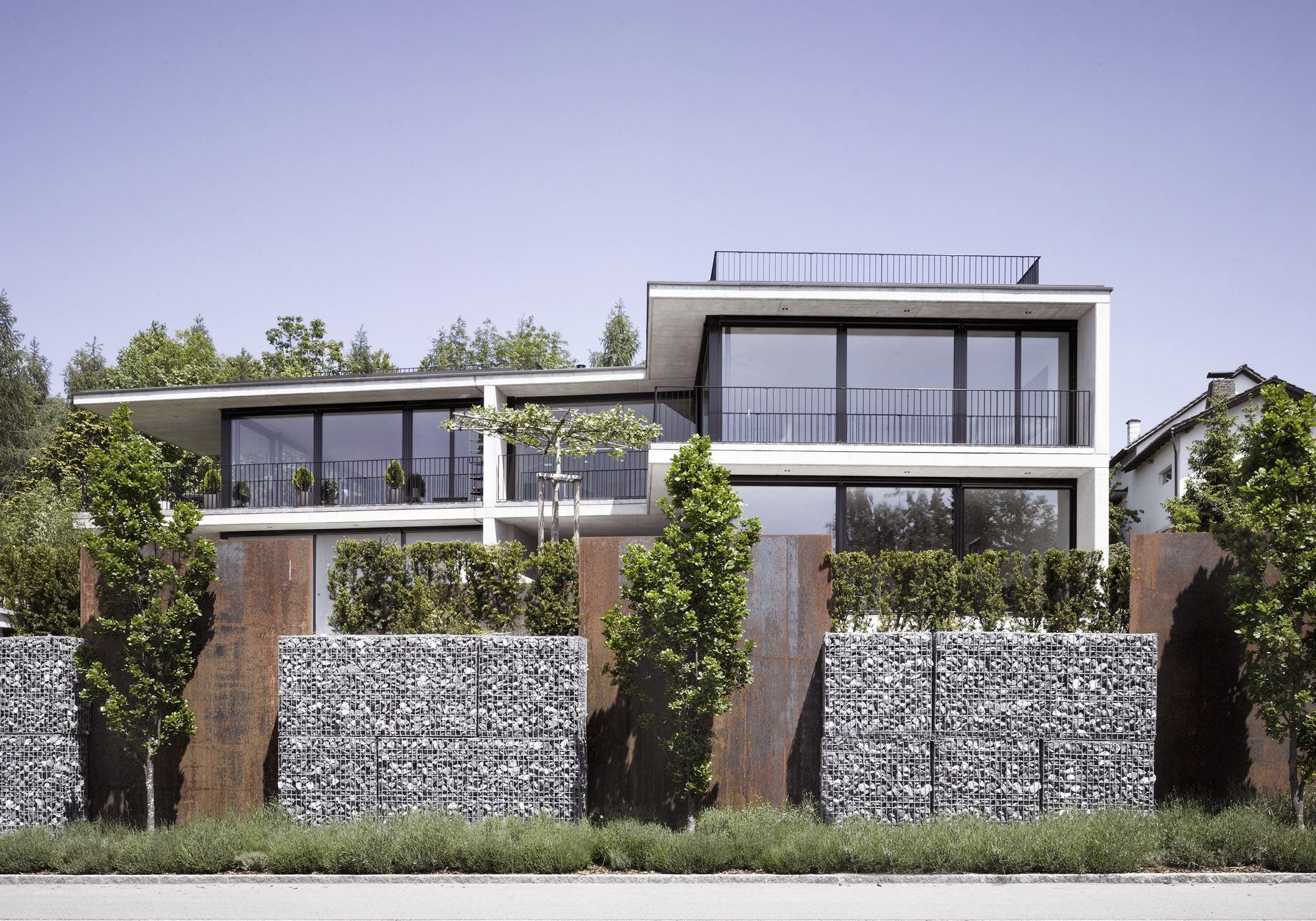 Street front with gabions and Corten steel – Apartment building in Uitikon