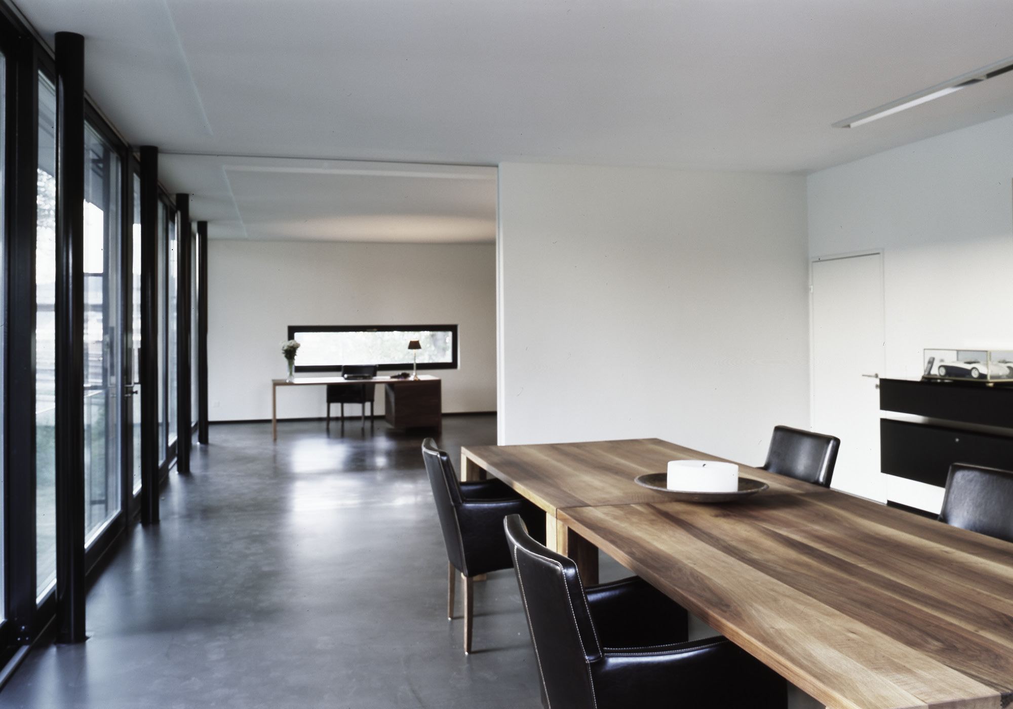 Timber dining table in the open space – Single-family house in Dietikon