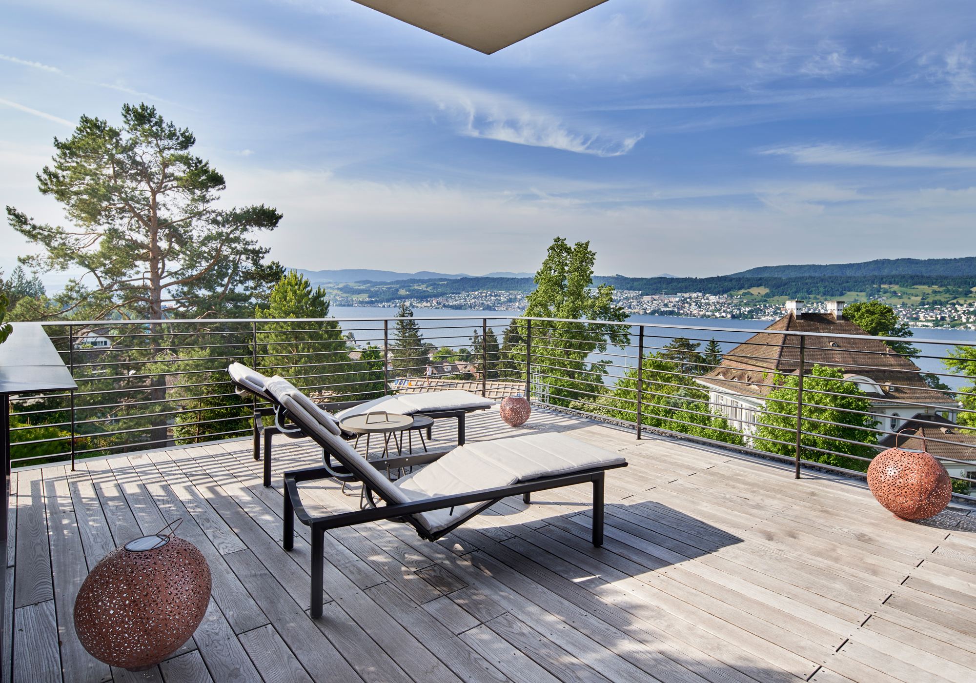 Roof terrace with lounger and view of Lake Zurich – Single-family house in Herrliberg