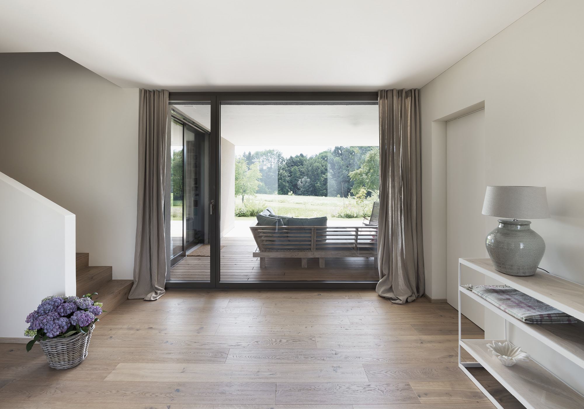 Living space with French window to the terrace – Single-family house in Grüningen