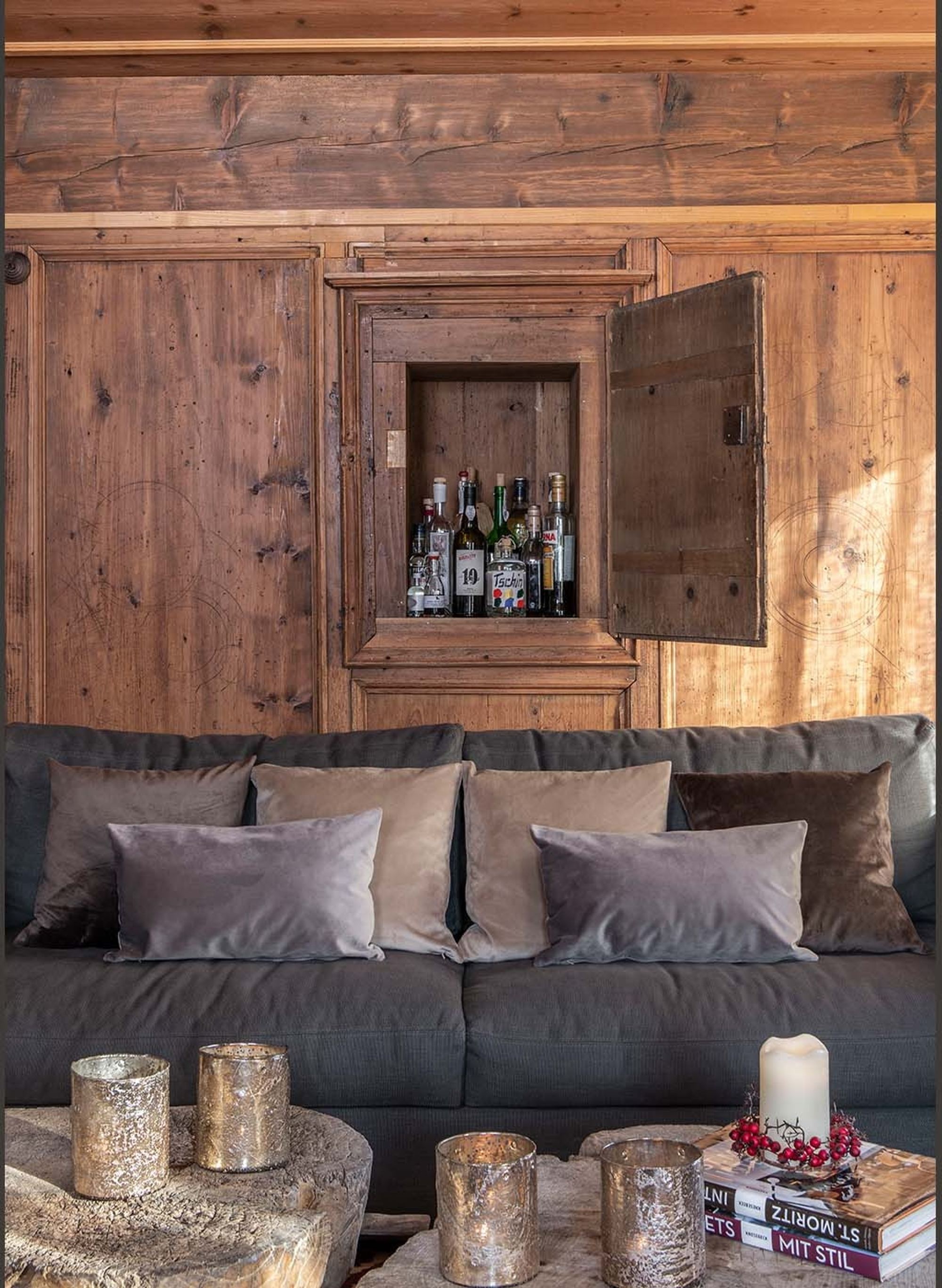 Wall cupboard in the timber panelling above the sofa – Historic conversion in Fidaz