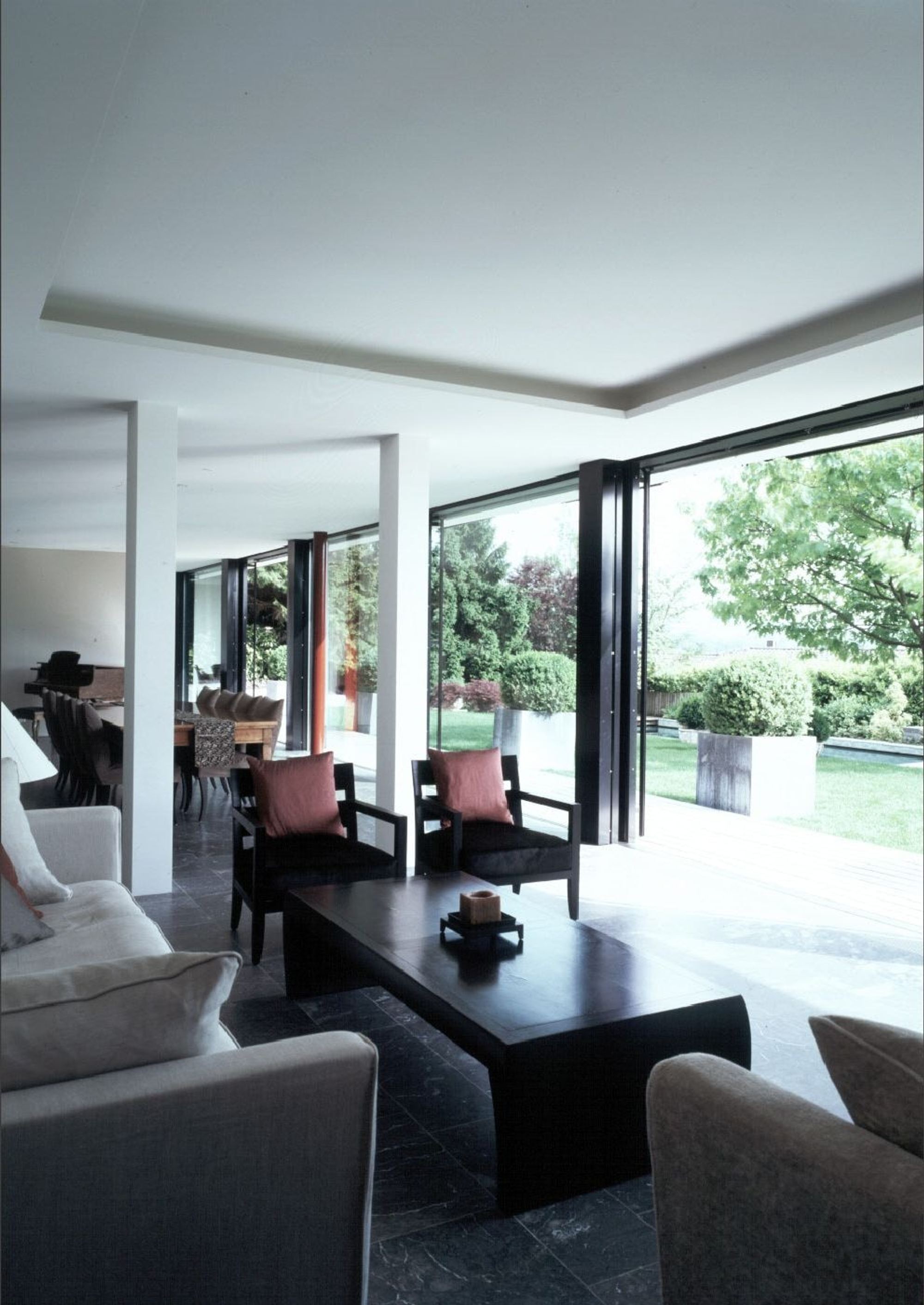 Living space with sofas and glass front – Single-family house in Uitikon