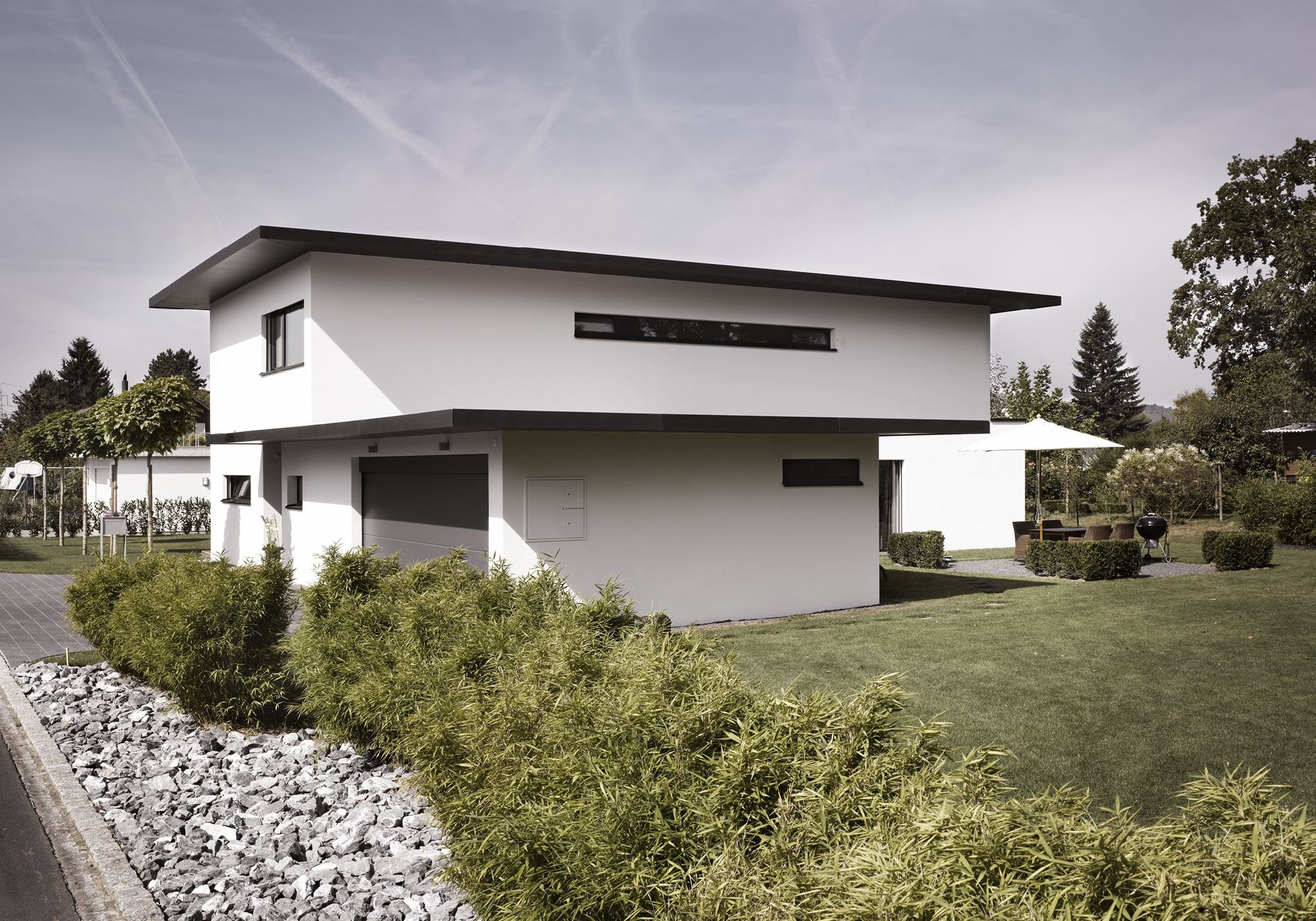Side view with gravel bed and hedges – Single-family house in Möriken