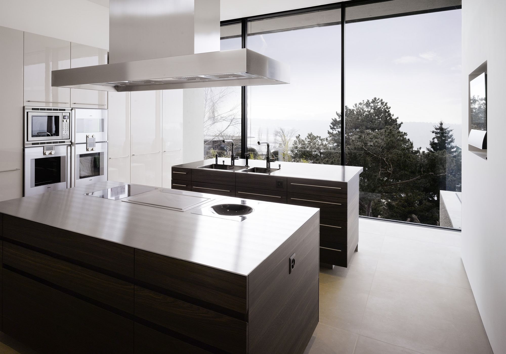 Kitchen with dark island and window front – Single-family house in Uitikon