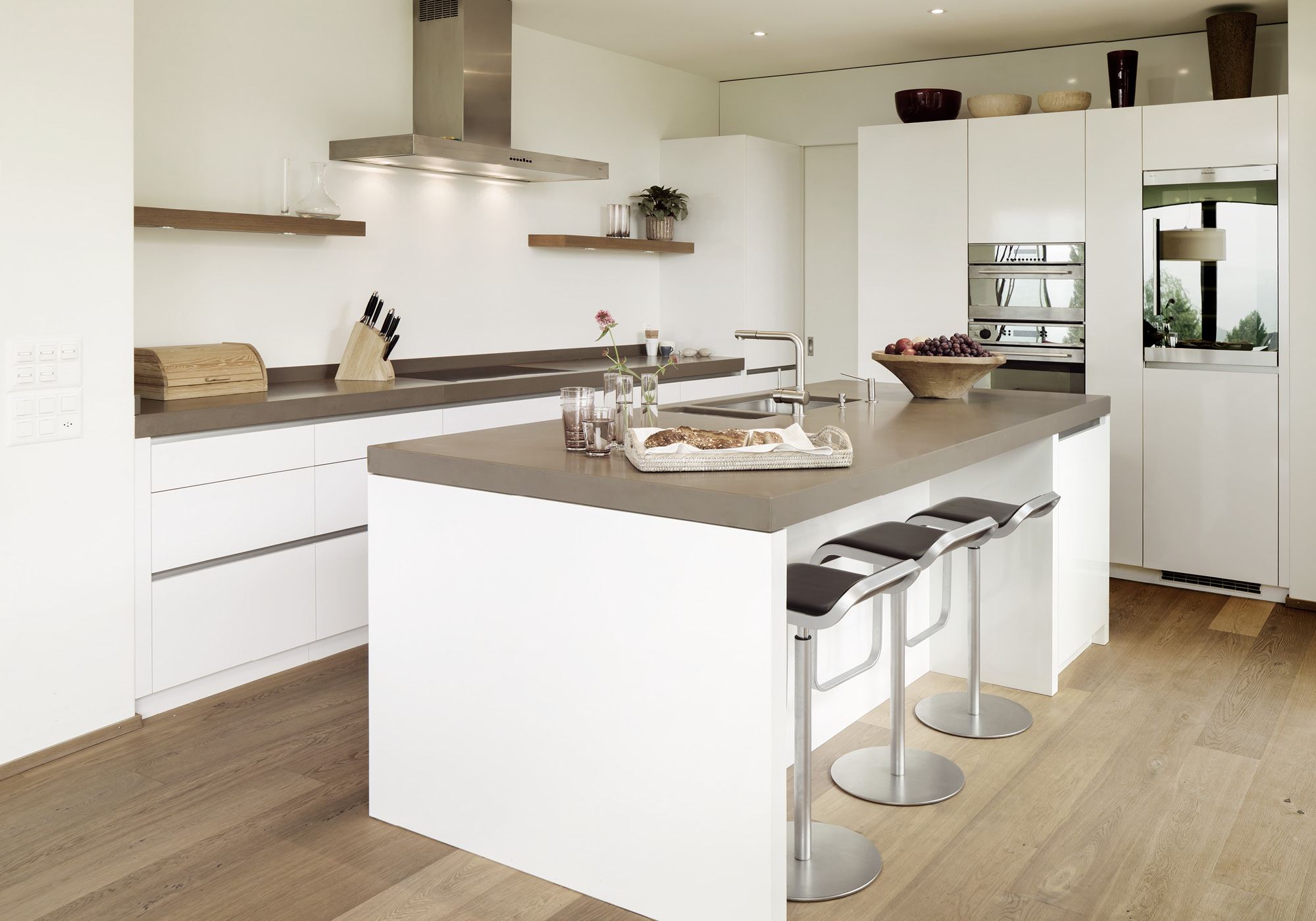 Kitchen with timber worktop and bar stools – Single-family house in Uitikon