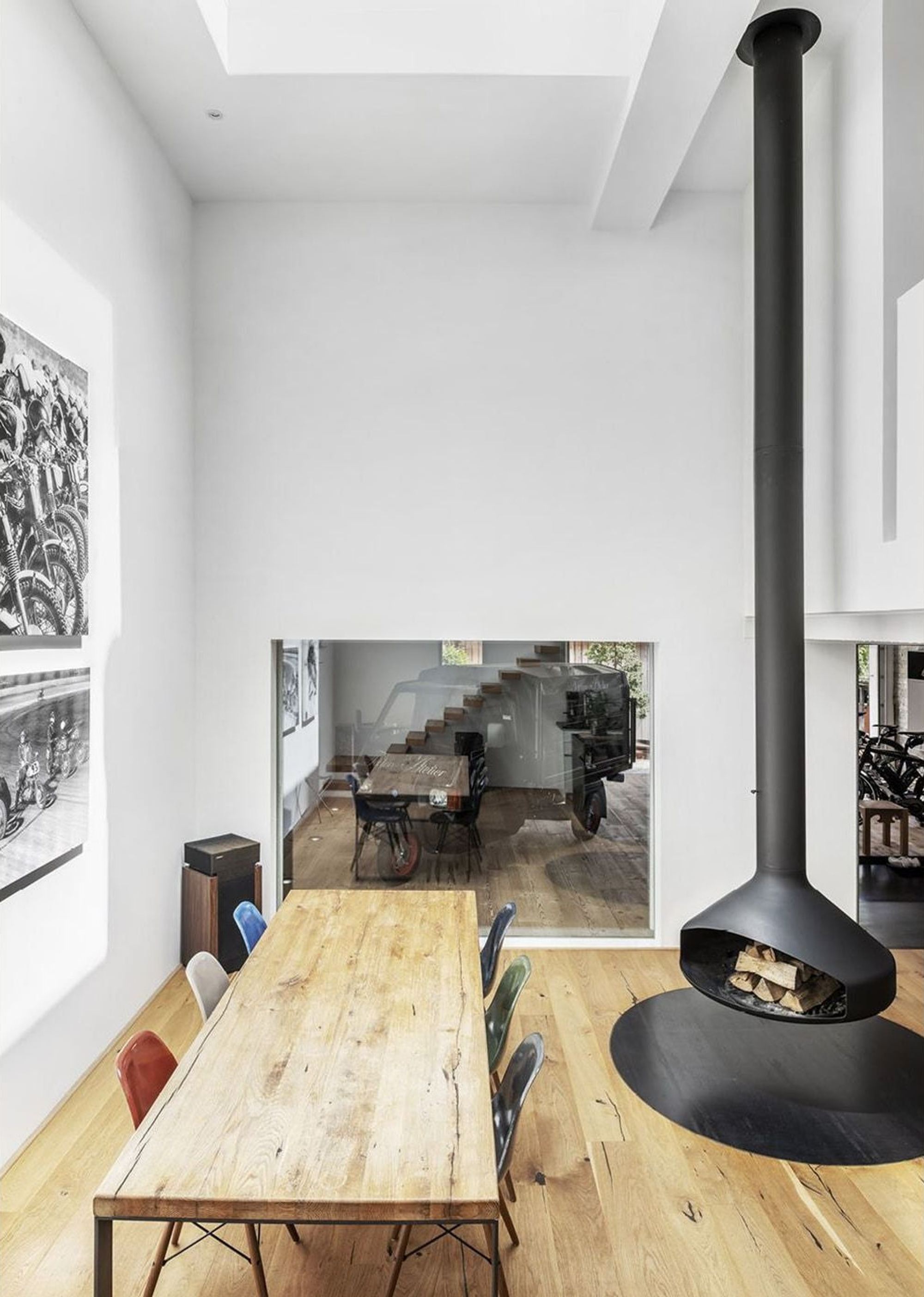 Double-height space with suspended fireplace and dining table – Interiors and landscape, Wohlen AG