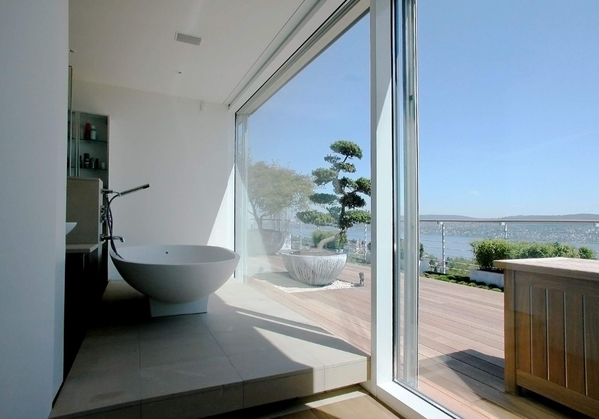 Freestanding bath with view of Lake Zurich – Interiors and landscape, Rüschlikon