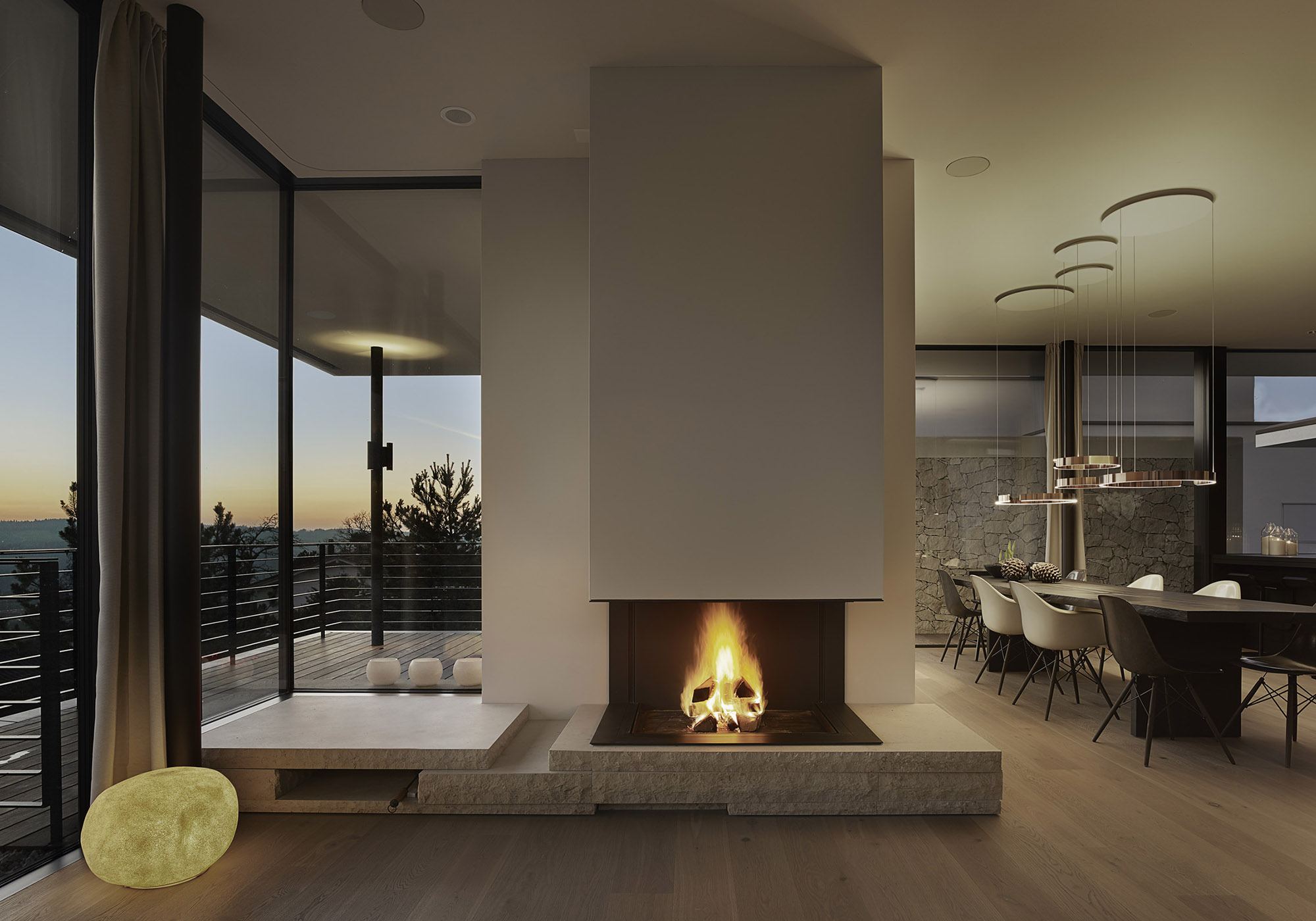 Free-standing fireplace between living and dining area – Single-family house in Uitikon