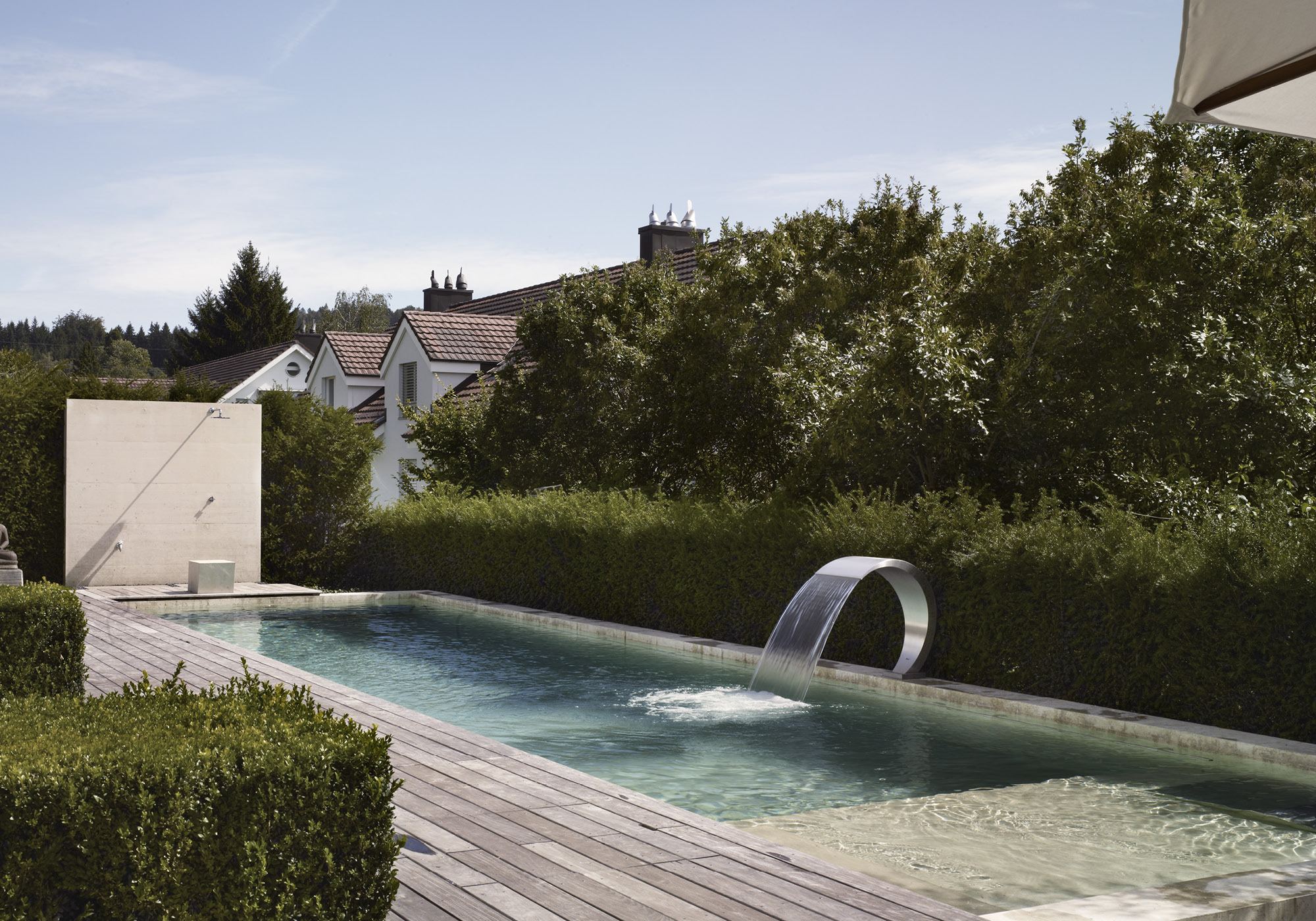Long pool between box hedges – Interiors and landscape, Uitikon
