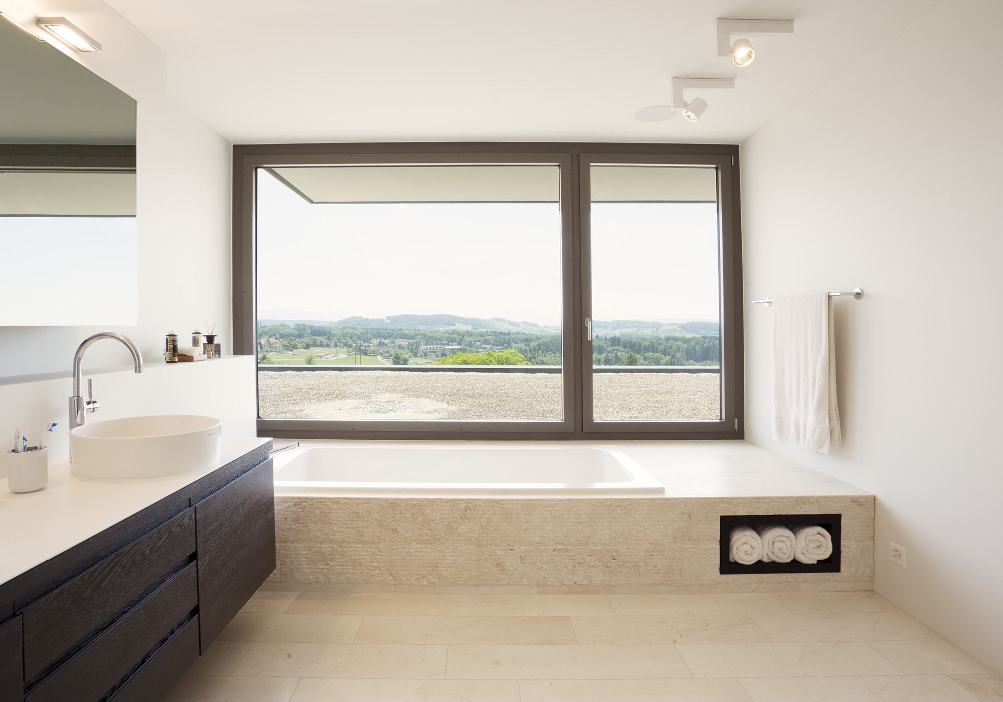 Bathroom with built-in bath by the panoramic window – Single-family house in Uitikon