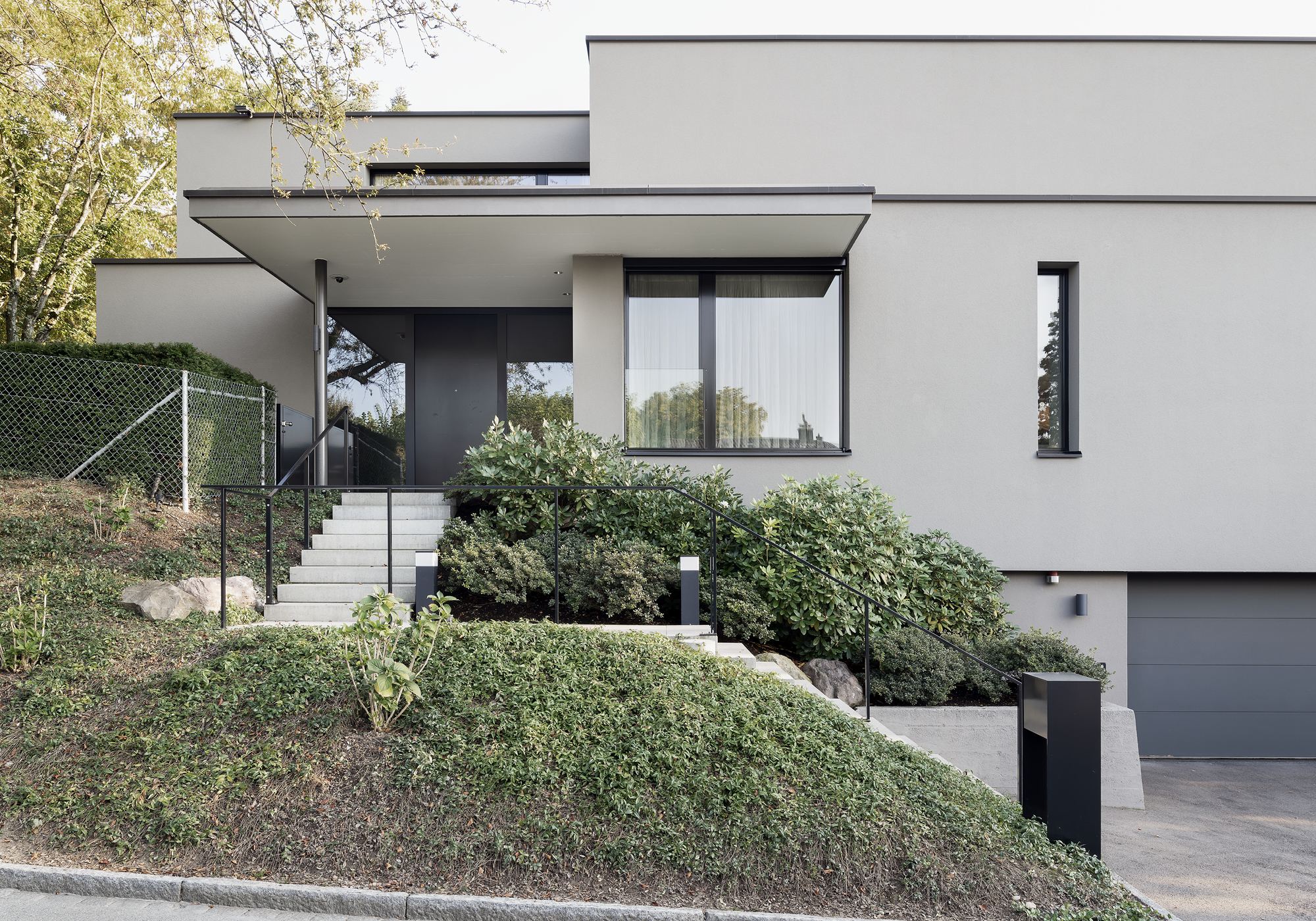 Entrance side with outdoor stairs and garage – Single-family house in Küsnacht