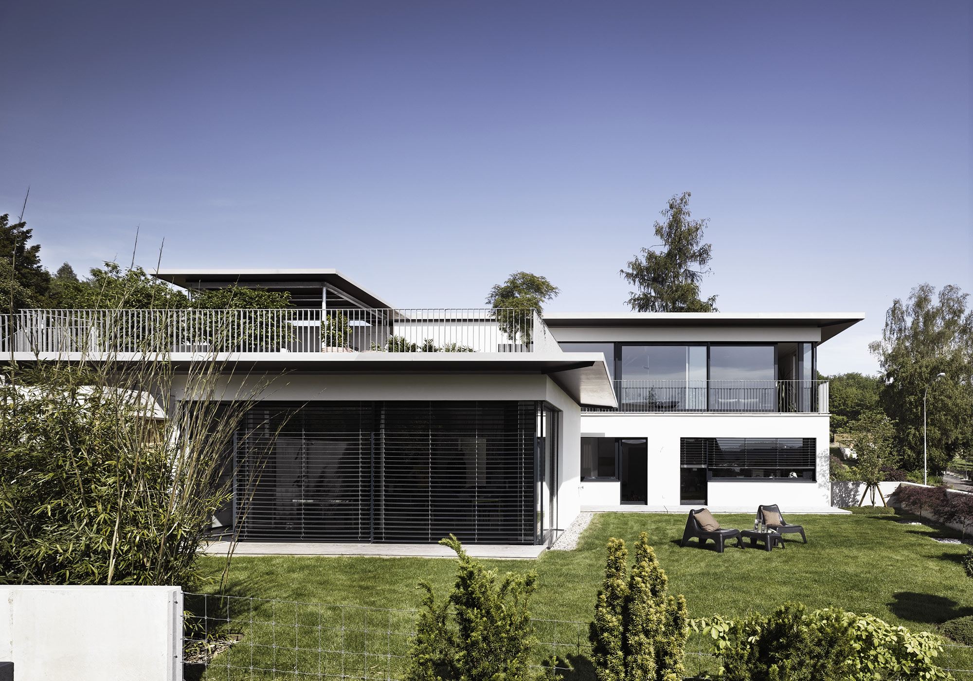 Garden side with terrace and loungers – Single-family house in Uitikon
