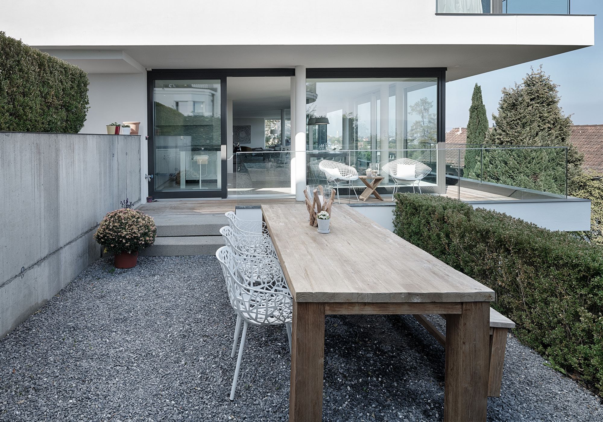 Seating area with timber table on the gravel terrace – Interiors and landscape, Kilchberg