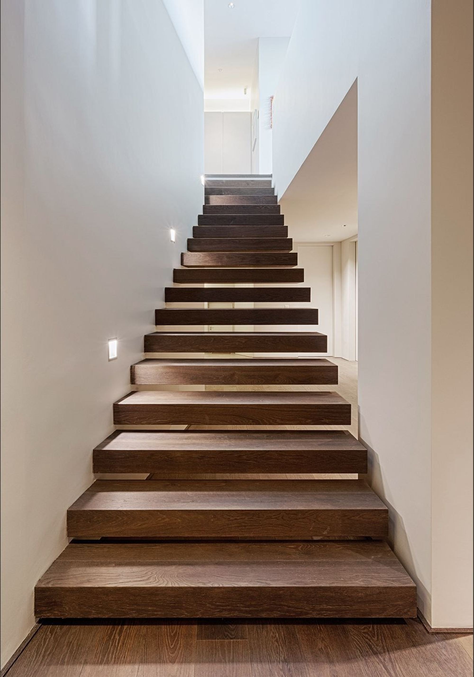 Timber staircase between white walls – Single-family house in Uitikon