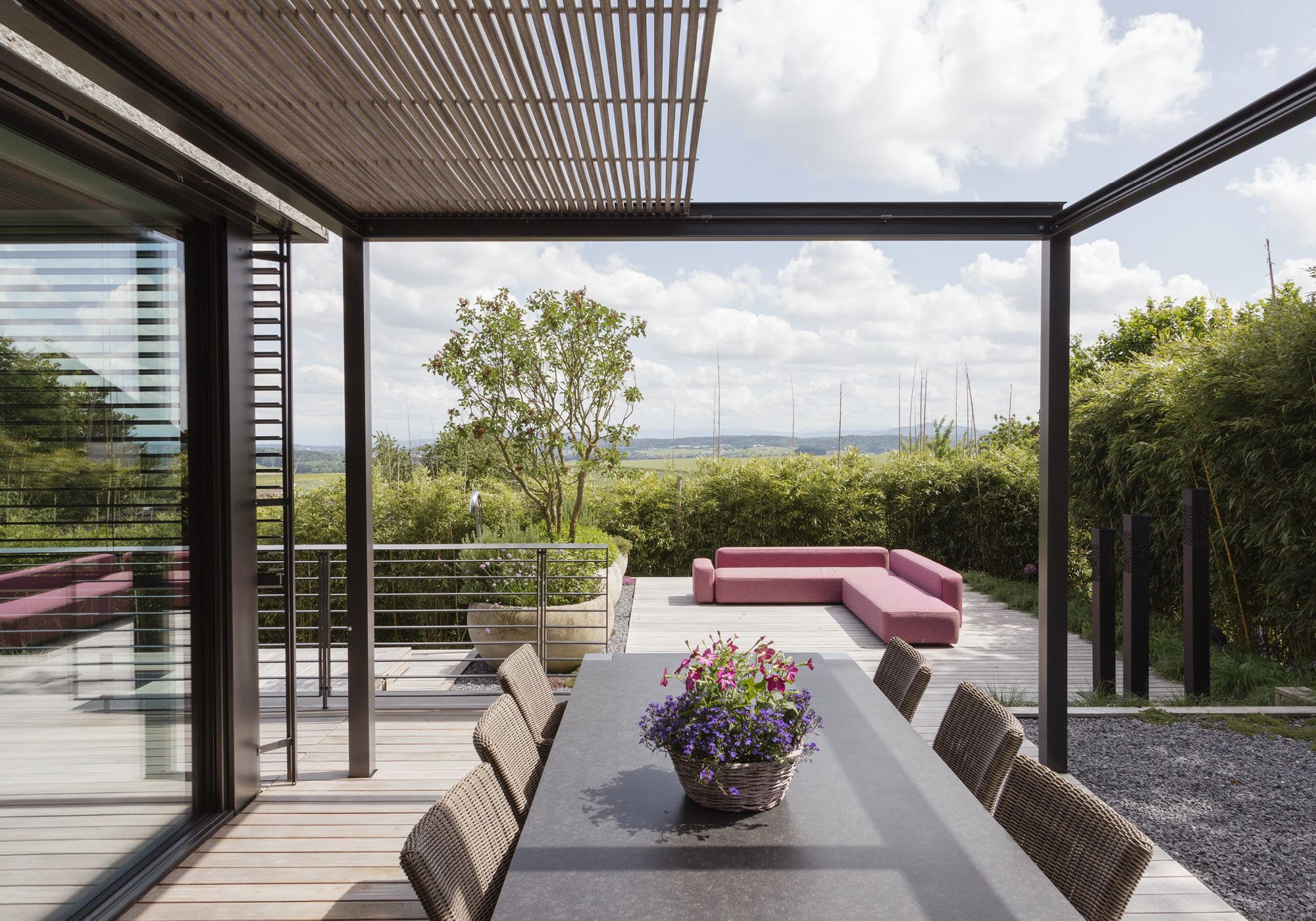 Terrace with pergola, dining table and lounge – Single-family house in Neerach
