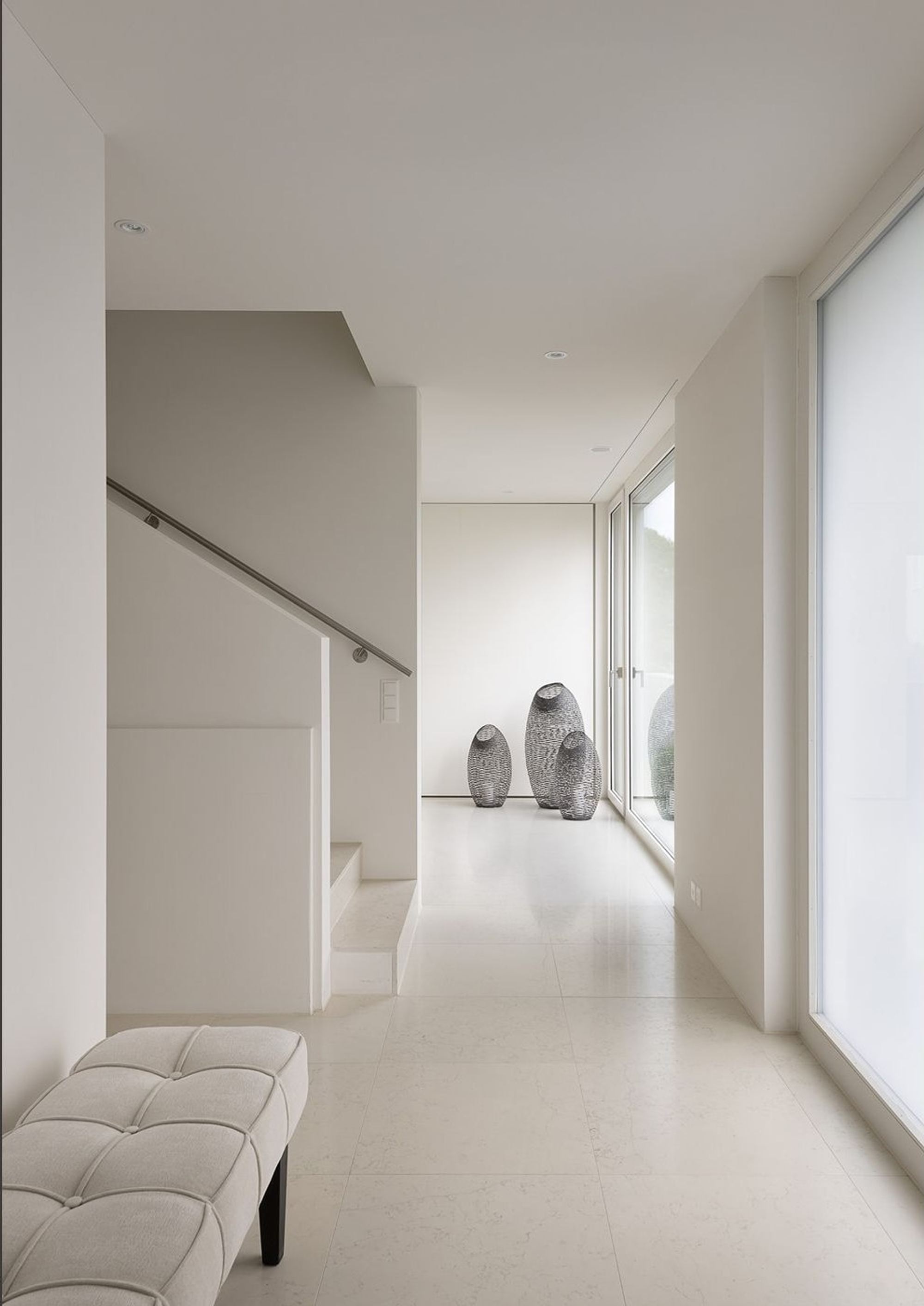 Bright hallway with staircase and bench – Single-family house in Zürich