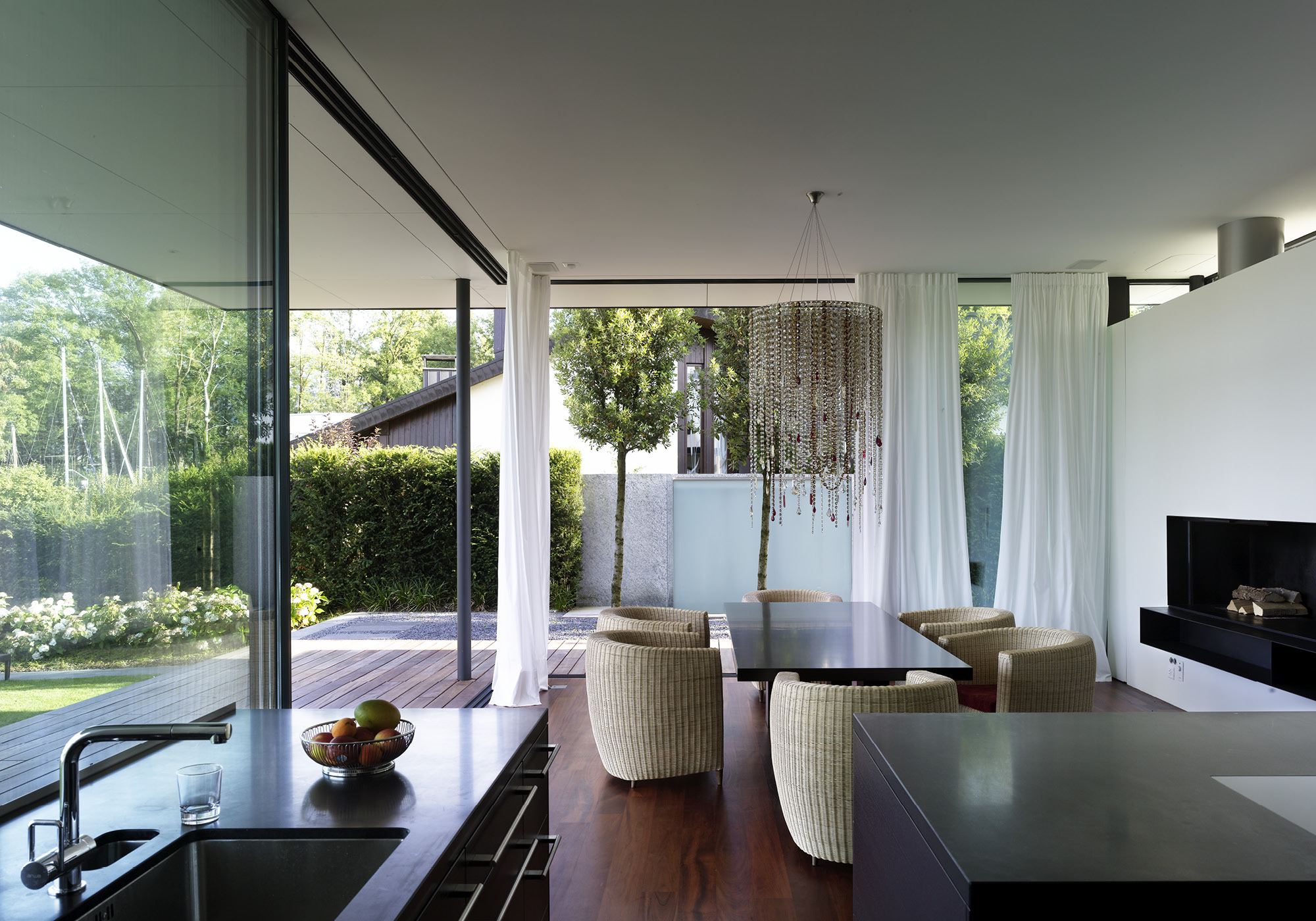 Kitchen with garden view and chandelier – Single-family house in Lachen