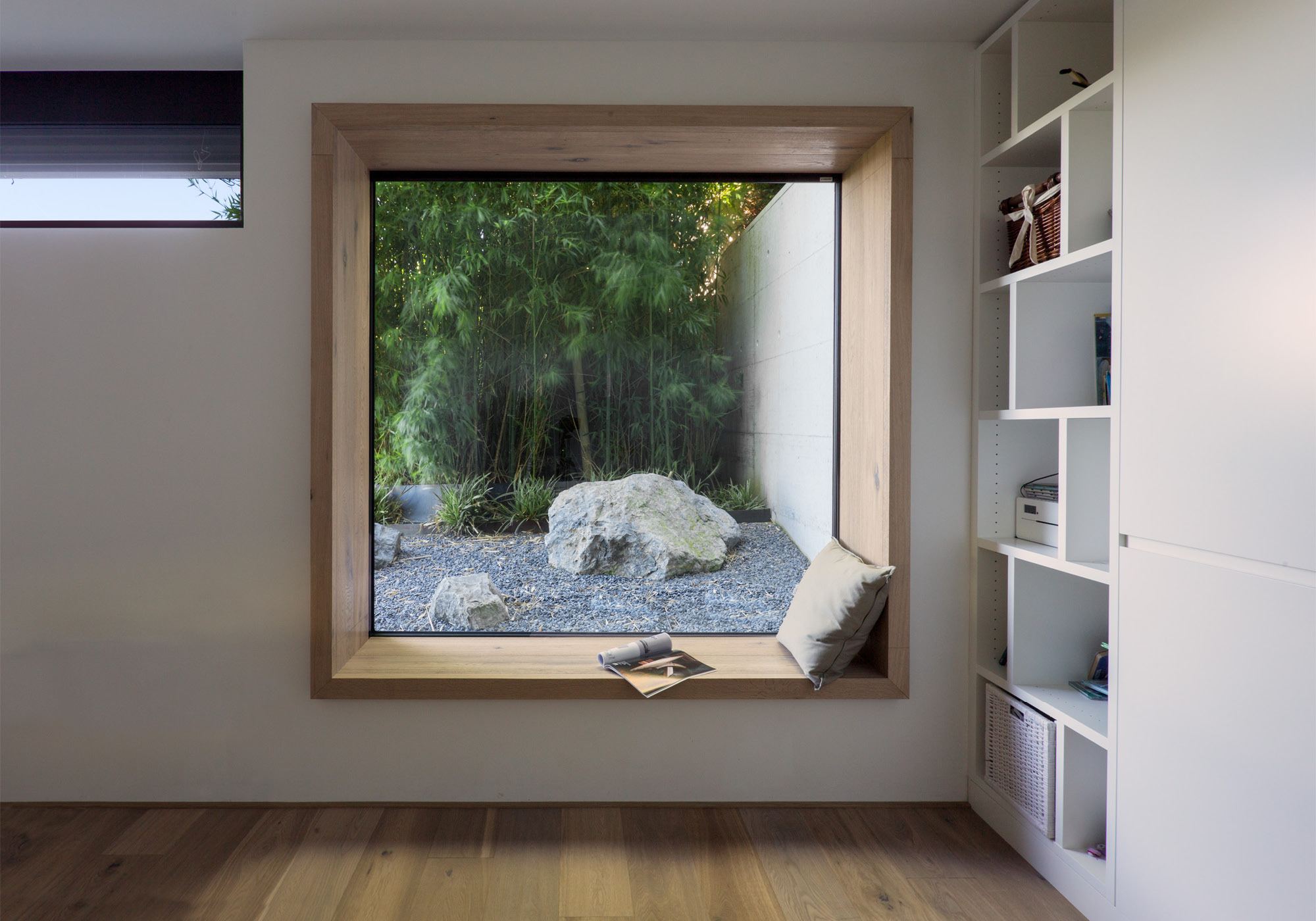 Window seat with view into the rock garden – Single-family house in Oberwil-Lieli
