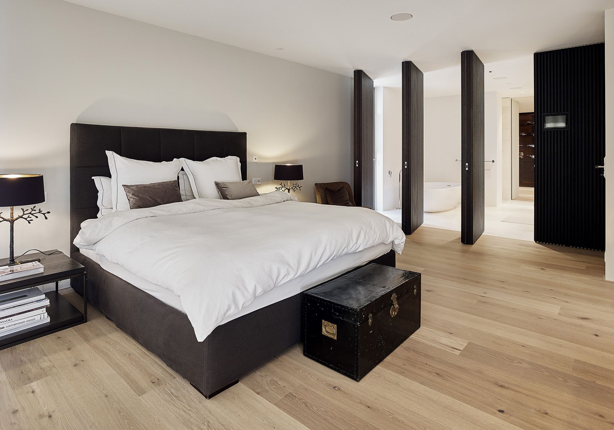 Bedroom with upholstered bed and chest – Single-family house in Uitikon