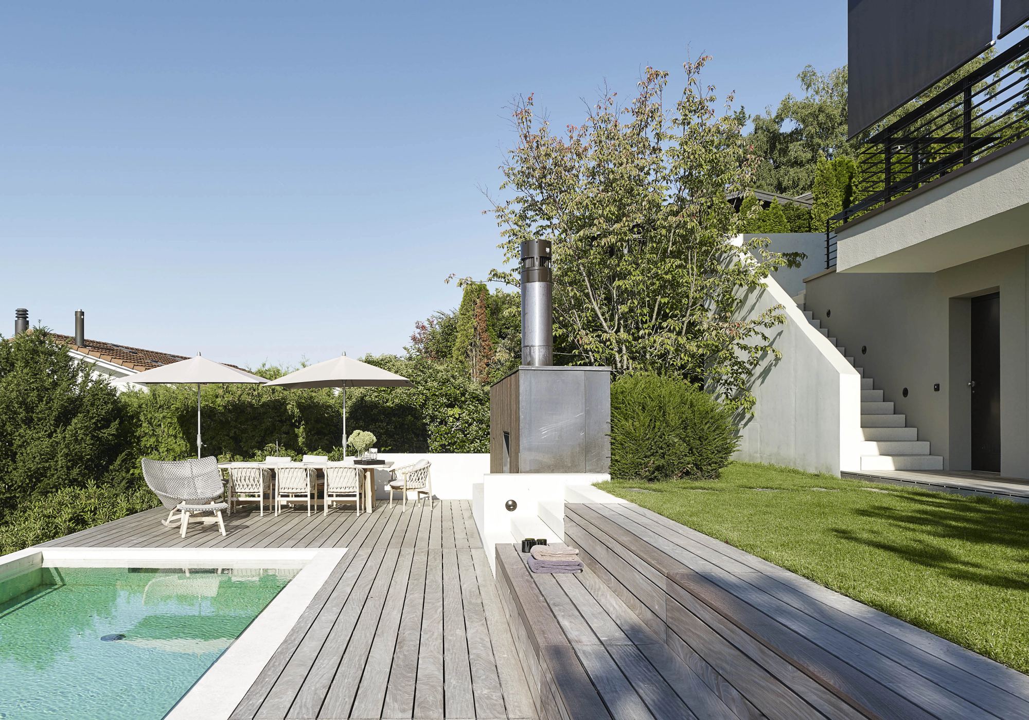 Seating area with outdoor fireplace and pool – Single-family house in Uitikon