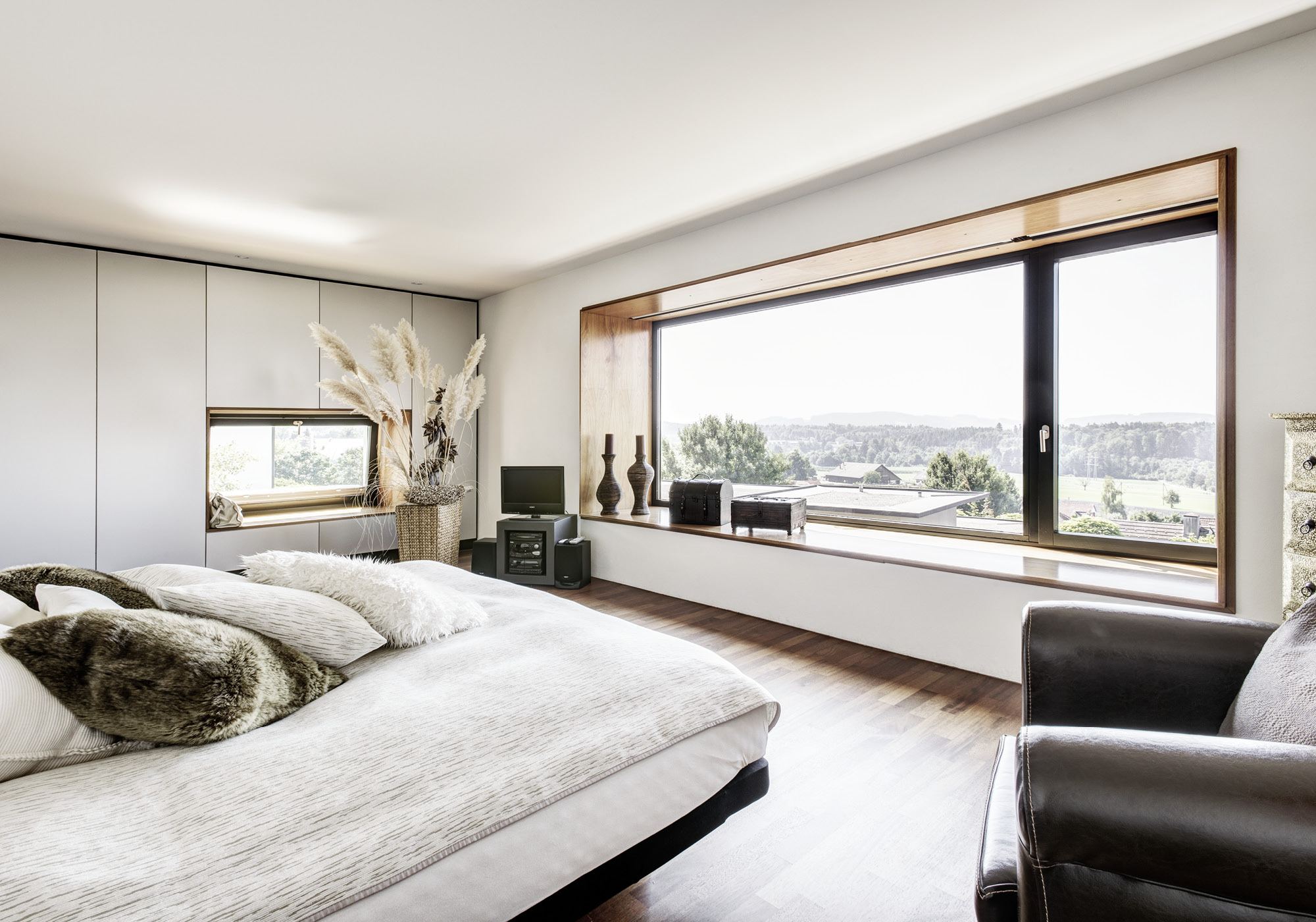 Bedroom with large window and wide view – Single-family house in Uitikon