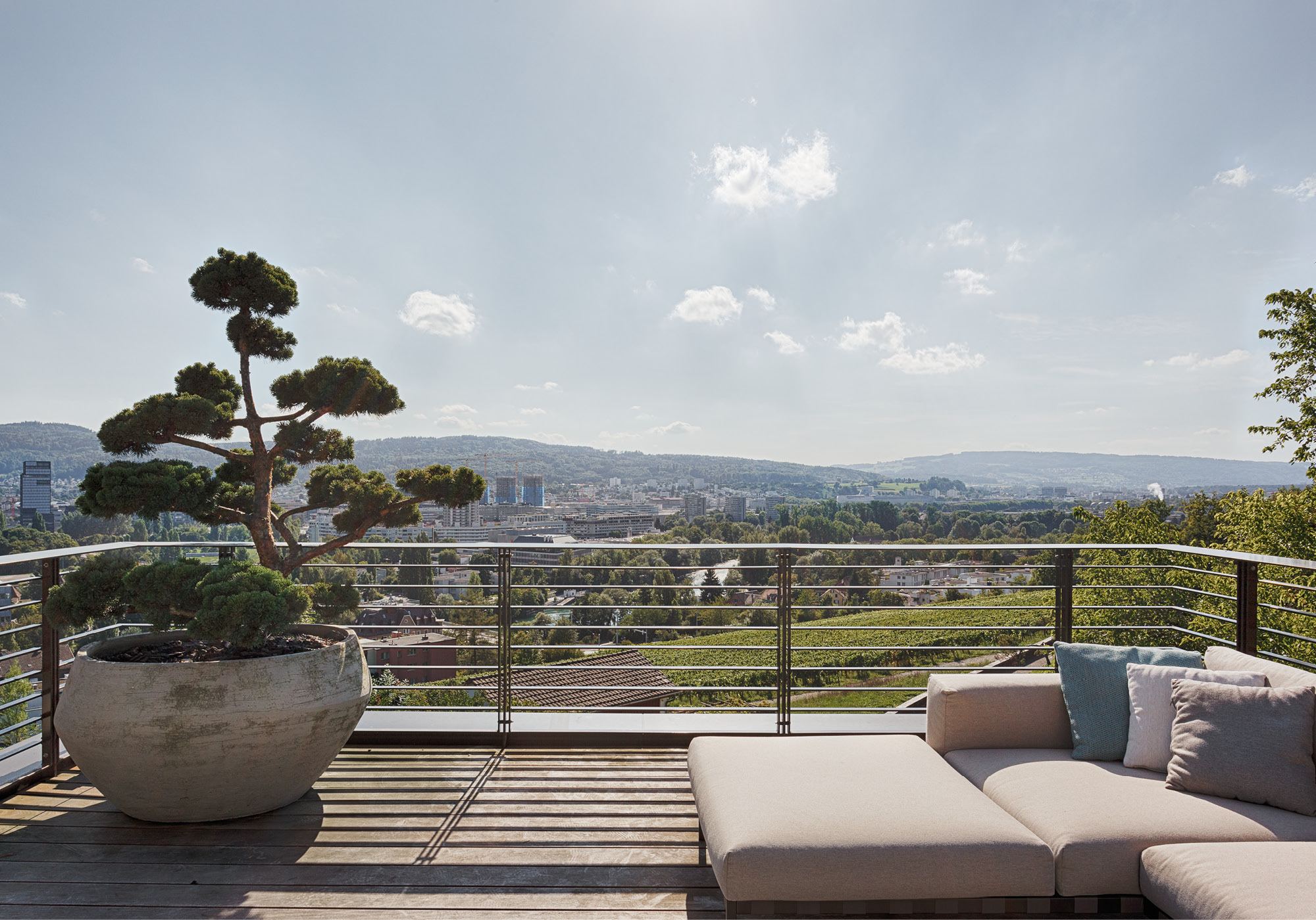 Roof terrace with topiary and view over Zurich – Single-family house in Zürich