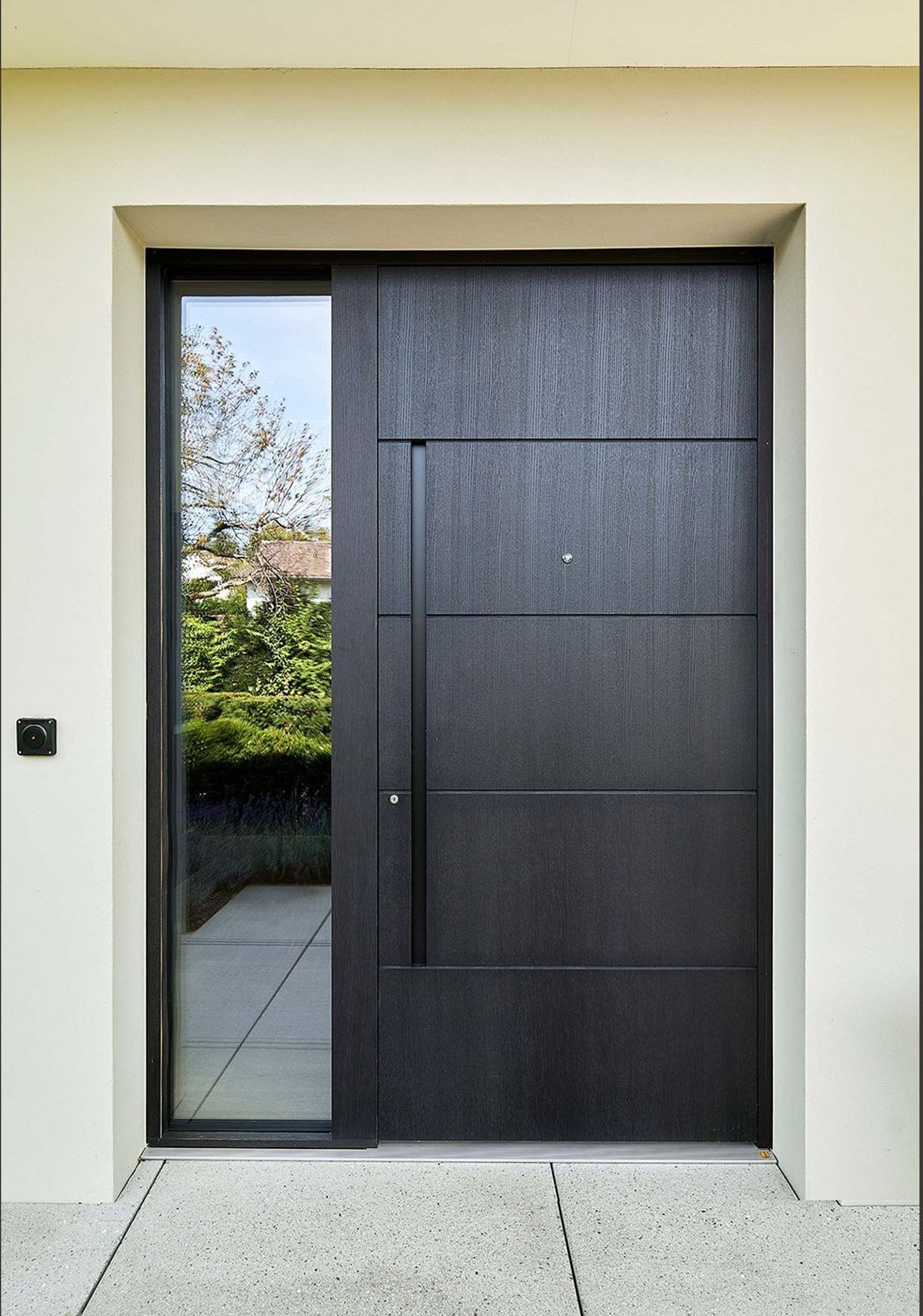 Dark front door with side light – Interiors and landscape, Zumikon