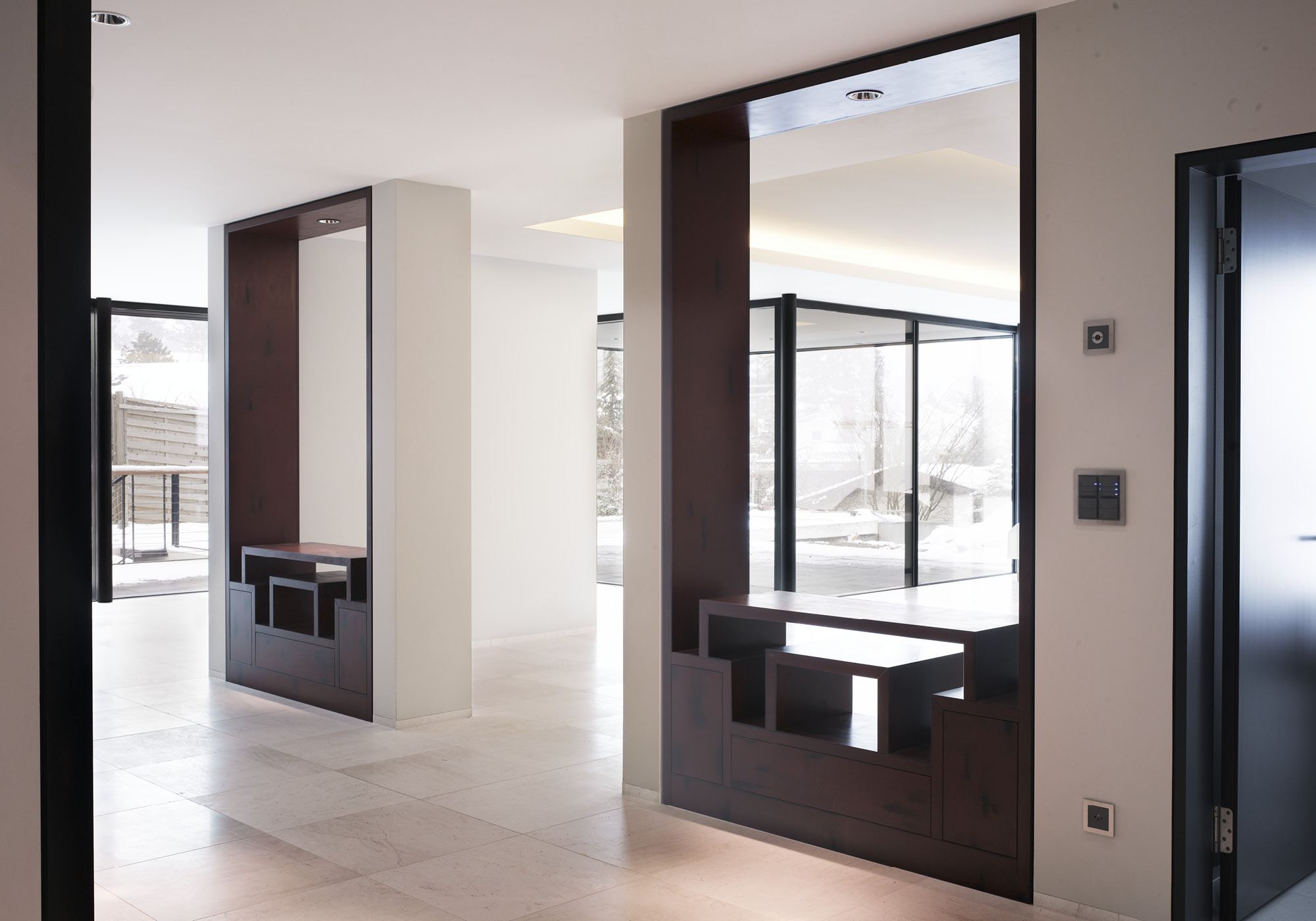 Passage with timber portal and view into the garden – Single-family house in Uitikon