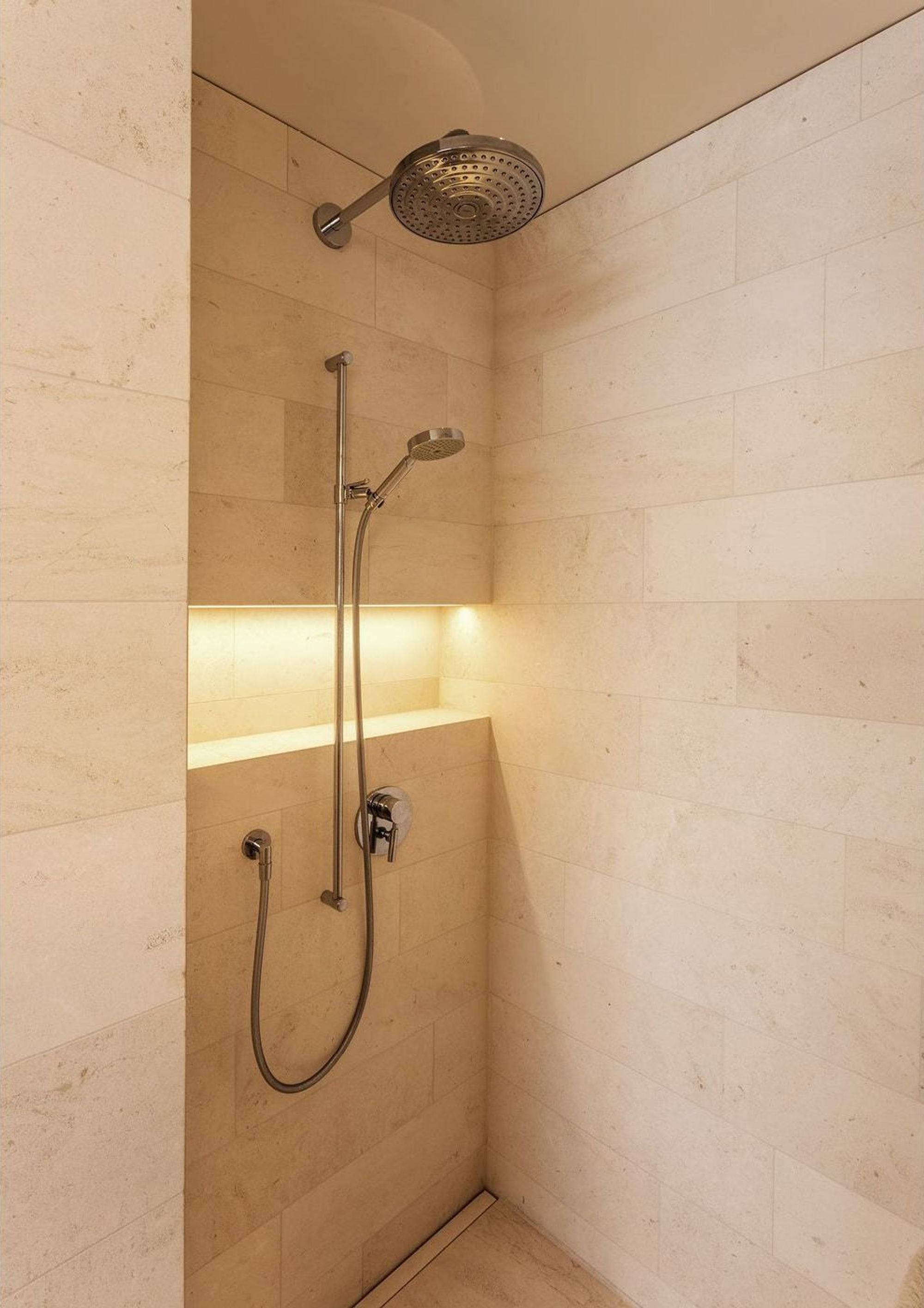 Shower with natural stone walls and lit niche – Interiors and landscape, Herrliberg