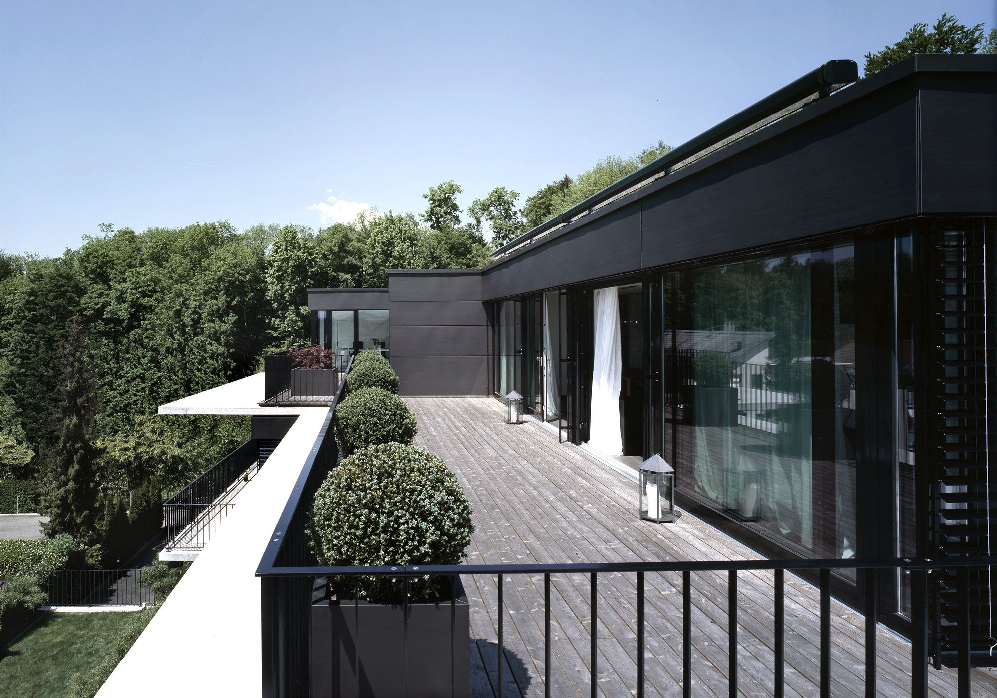 Terrace with timber deck and box balls – Apartment building in Uitikon