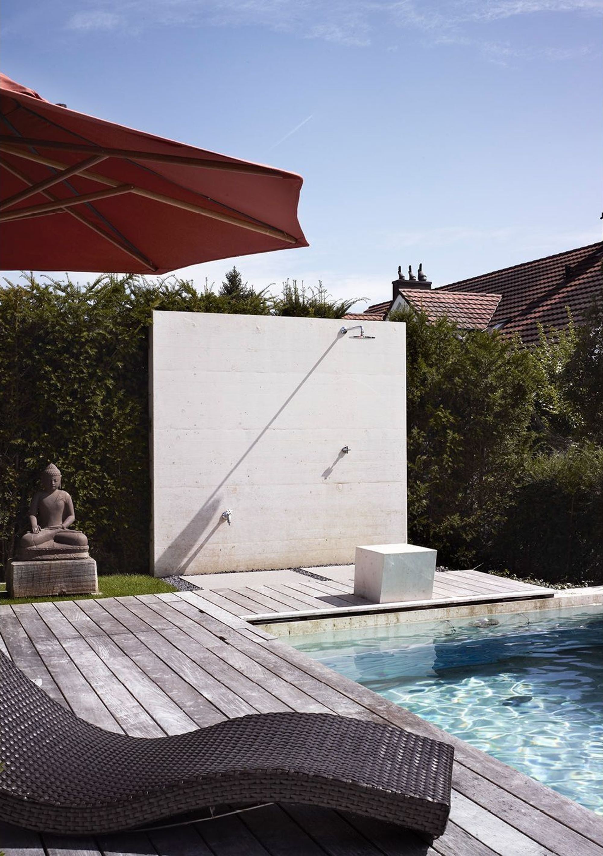 Holzdeck mit Liege und Buddha-Figur am Pool – Innenausbau und Umgebung, Uitikon