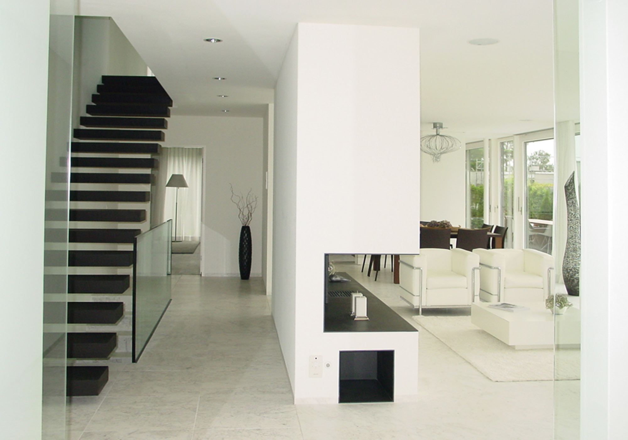 View through with staircase and fireplace – Single-family house in Geroldswil