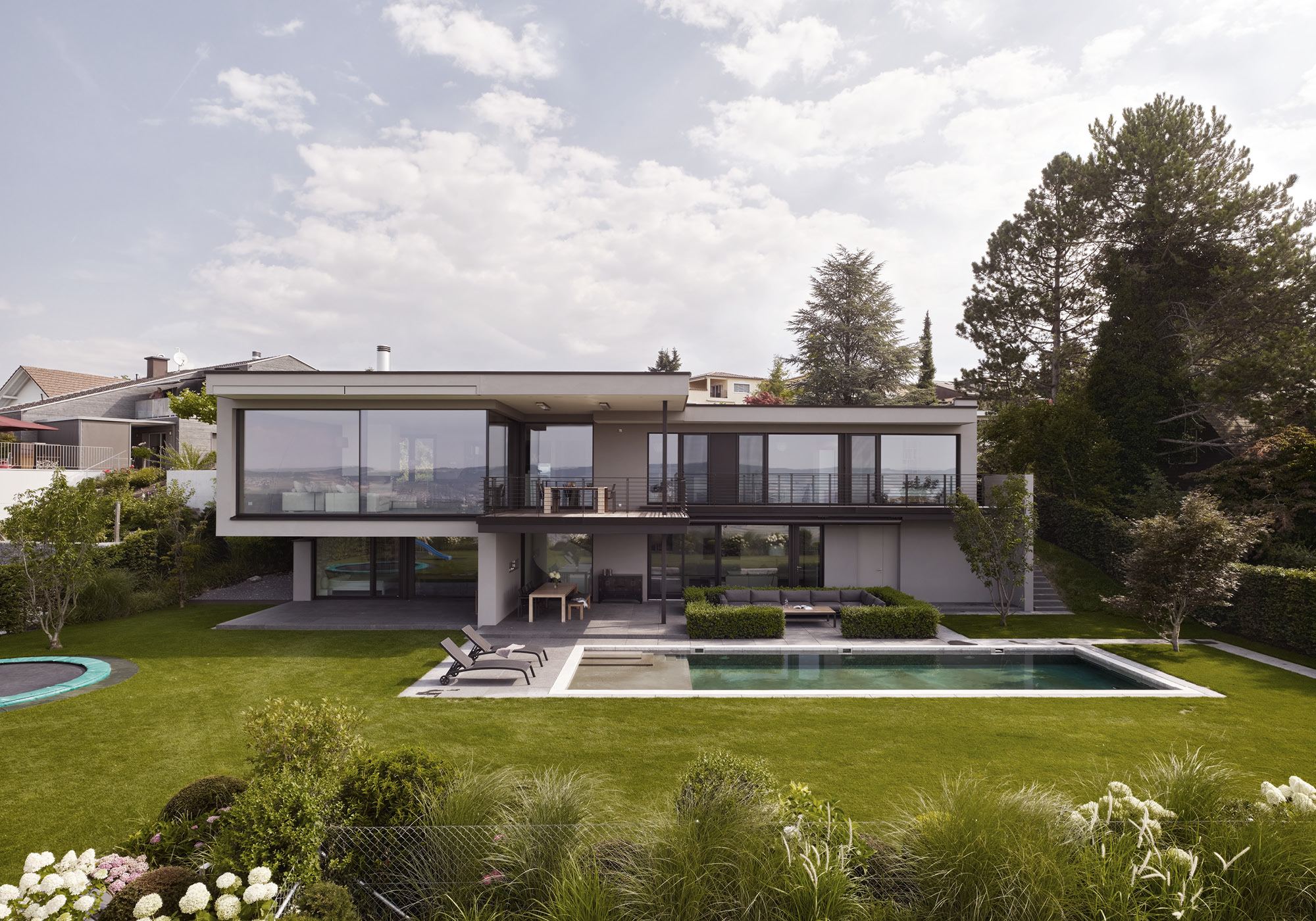 Garden facade with pool and lawn – Single-family house in Oberwil-Lieli